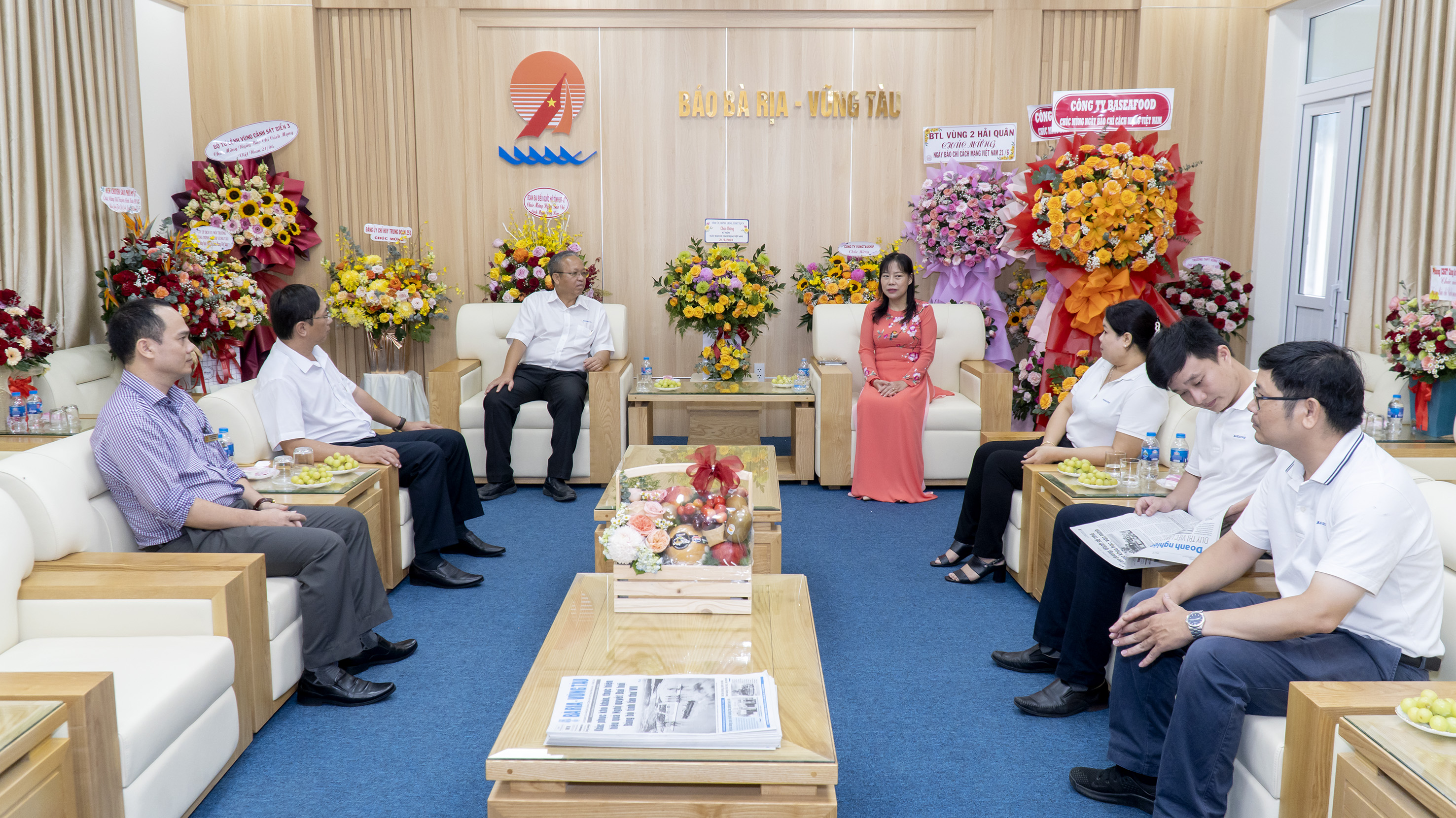 Đại diện các cơ quan, đơn vị trao đổi với BBT Báo Bà Rịa - Vũng Tàu.