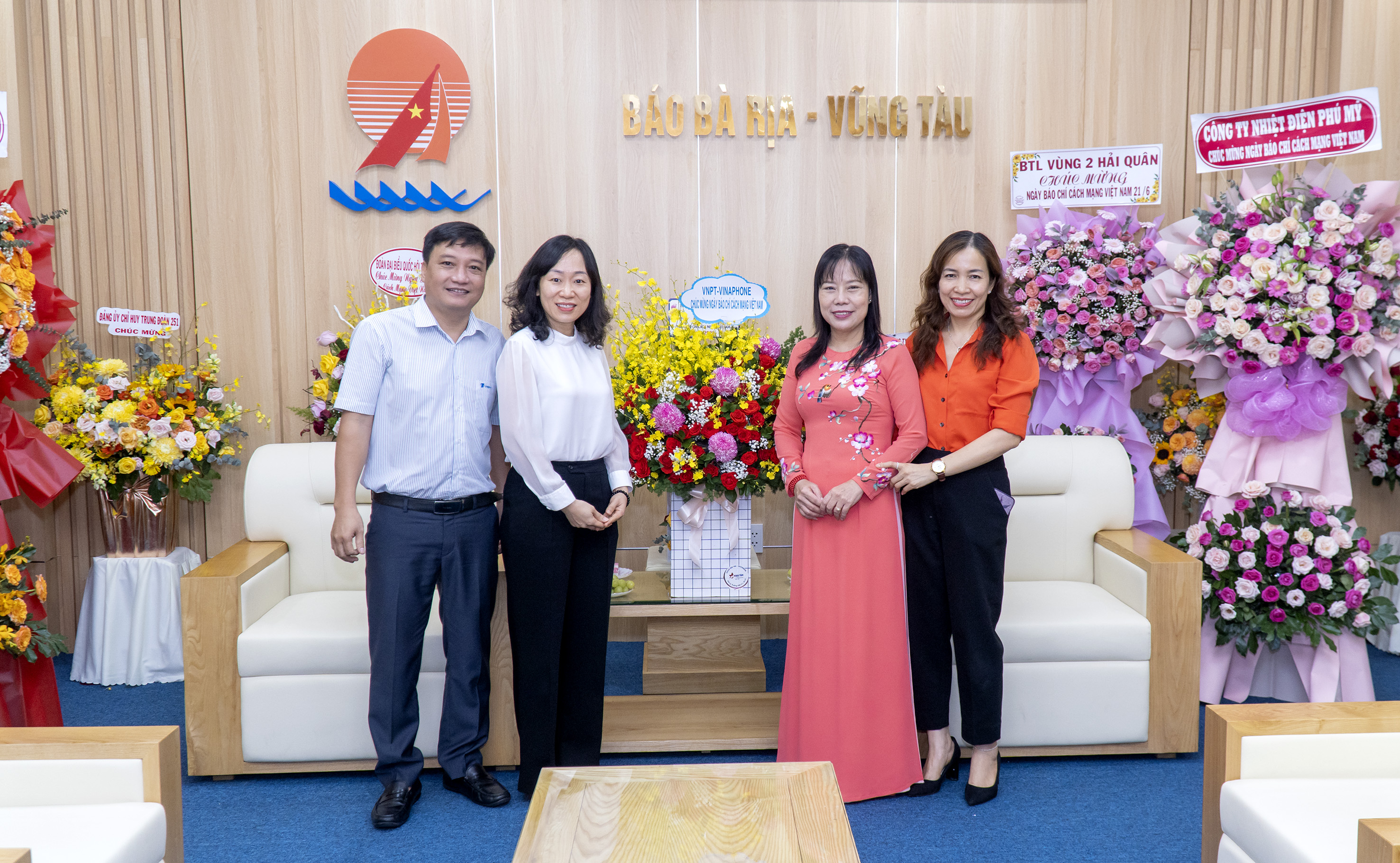 Đại diện VNPT Bà Rịa - Vũng Tàu tặng hoa chúc mừng nhân Ngày Báo chí cách mạng Việt Nam.