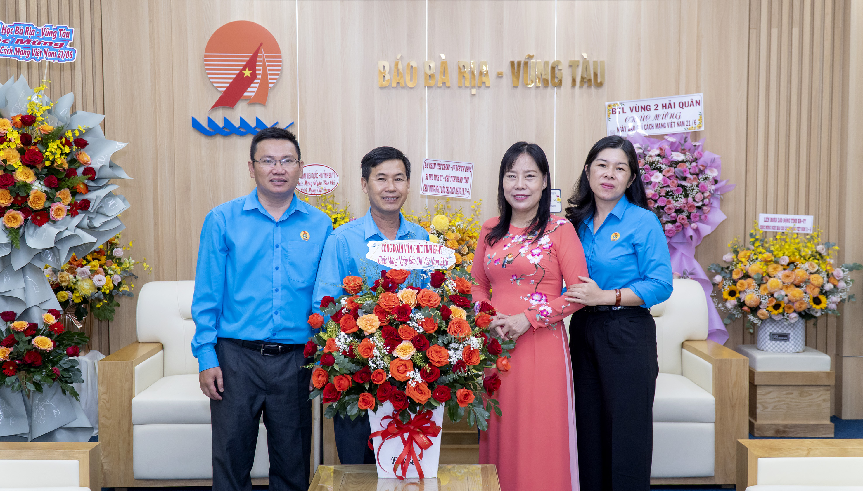 Đại diện lãnh đạo Công đoàn viên chức tỉnh tặng hoa chúc mừng báo nhân kỷ niệm Ngày Báo chí Cách mạng Việt Nam.