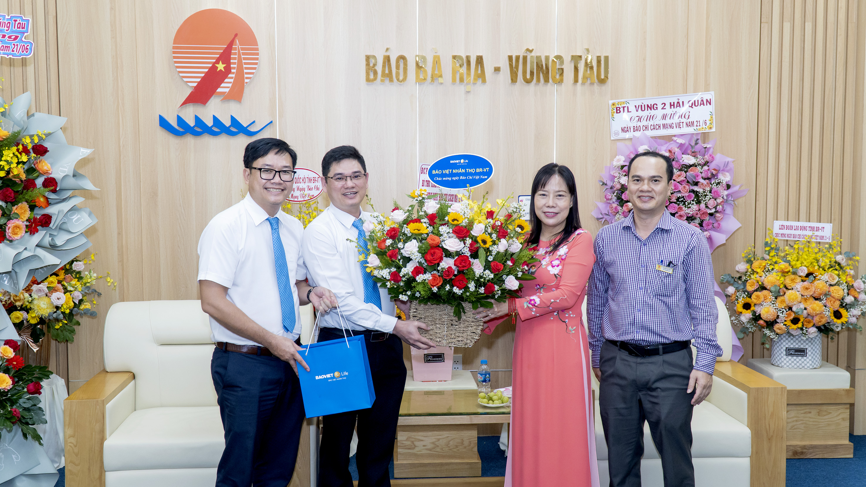 Bảo Việt nhân thọ Bà Rịa - Vũng Tàu tặng hoa chúc mừng.