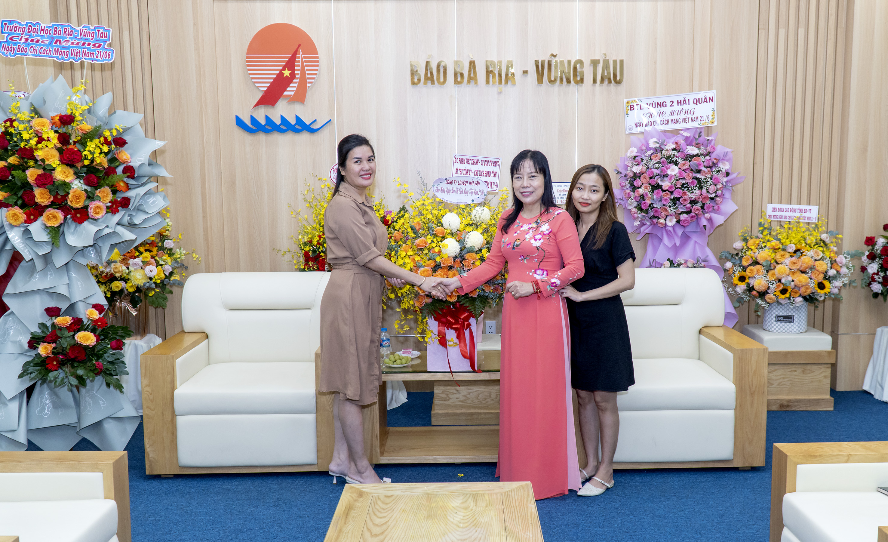 Công ty Liên doanh Vận chuyển Quốc tế Hải Vân tặng hoa chúc mừng Báo Bà Rịa - Vũng Tàu.