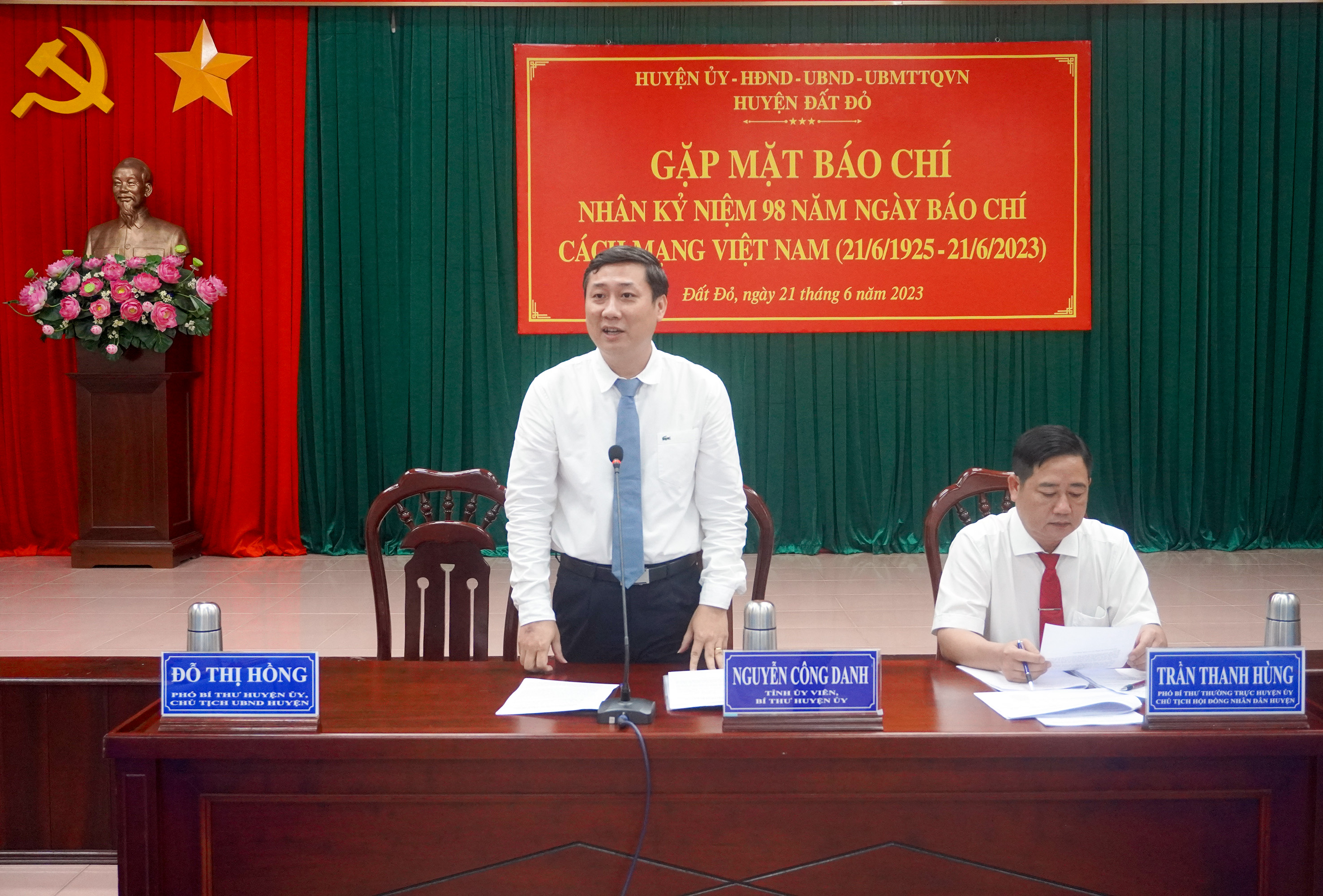 Lãnh đạo huyện Đất Đỏ chủ trì buổi gặp mặt báo chí.