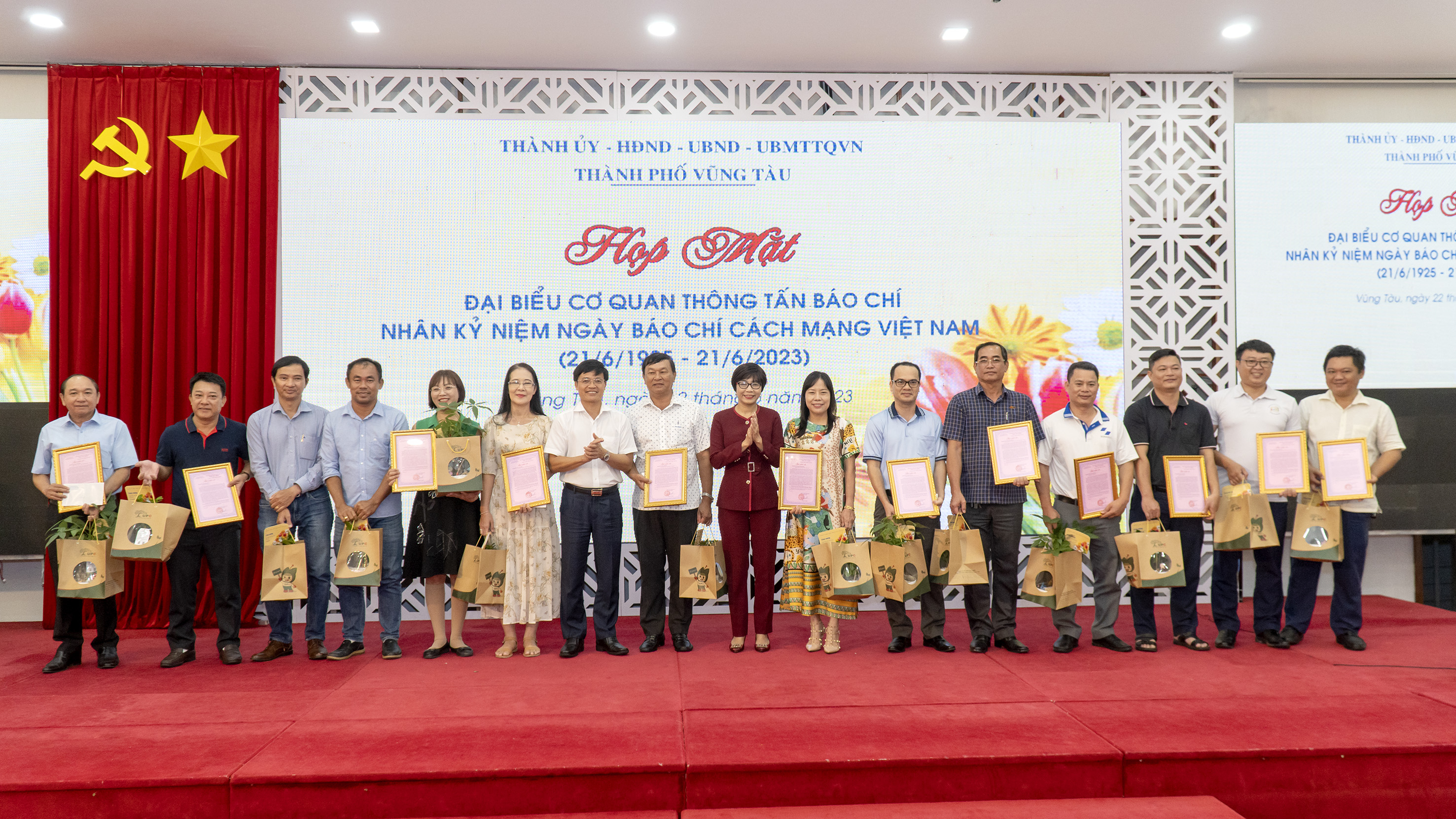 Lãnh đạo TP. Vũng trao trao Thư cảm ơn đến các cá nhân thuộc các cơ quan thông tấn, báo chí.