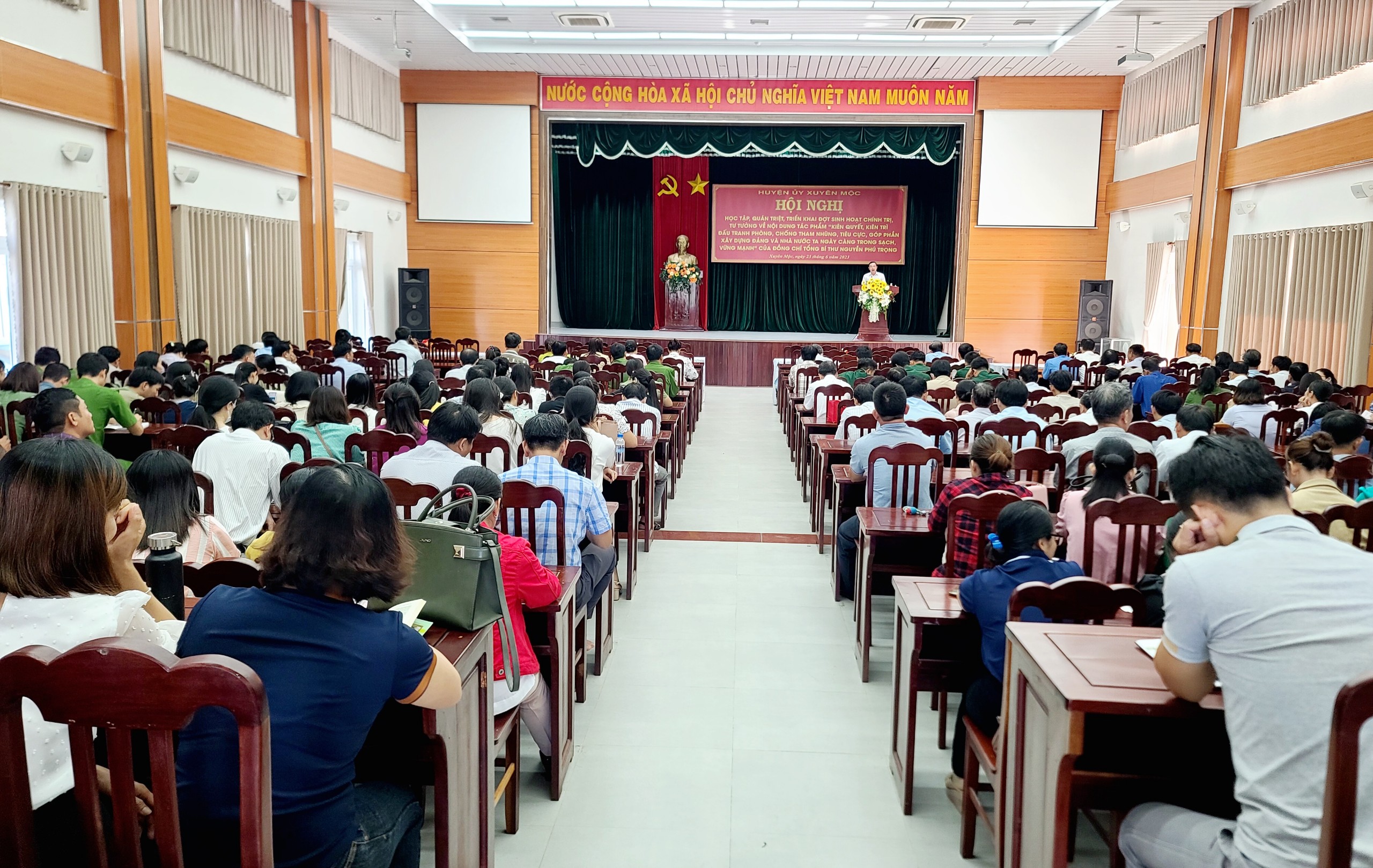 Các cán bộ đảng viên tham gia học tập 
