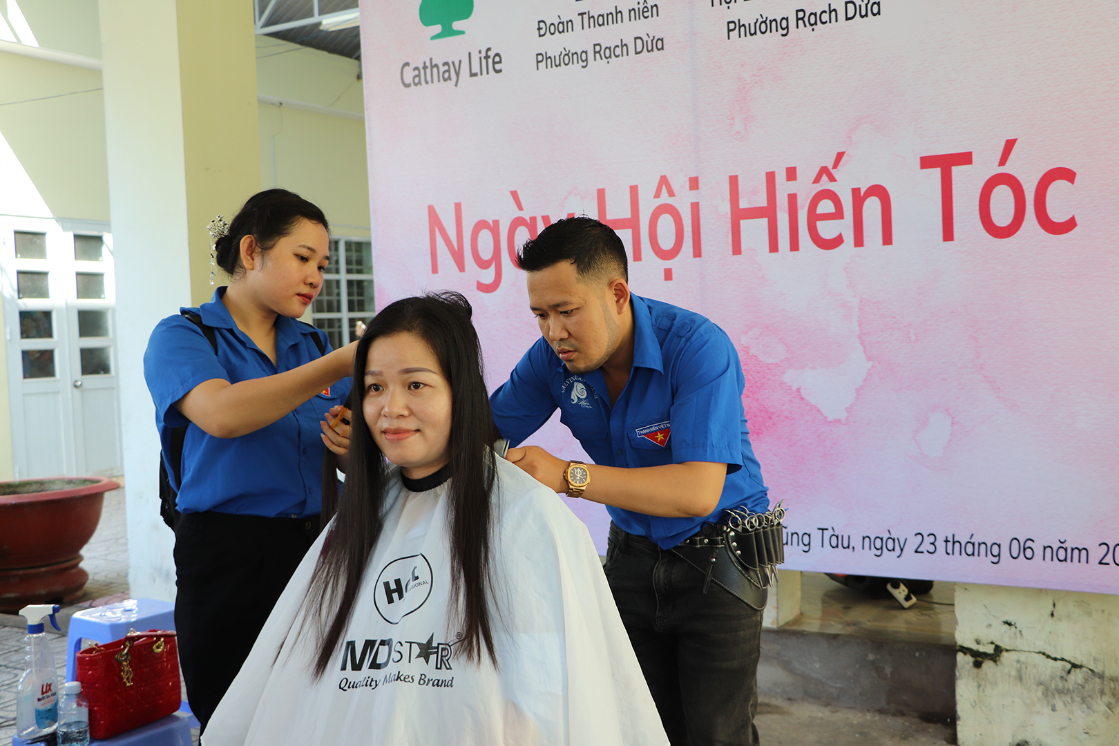 Anh Tuấn Thành cắt tóc cho người hiến.