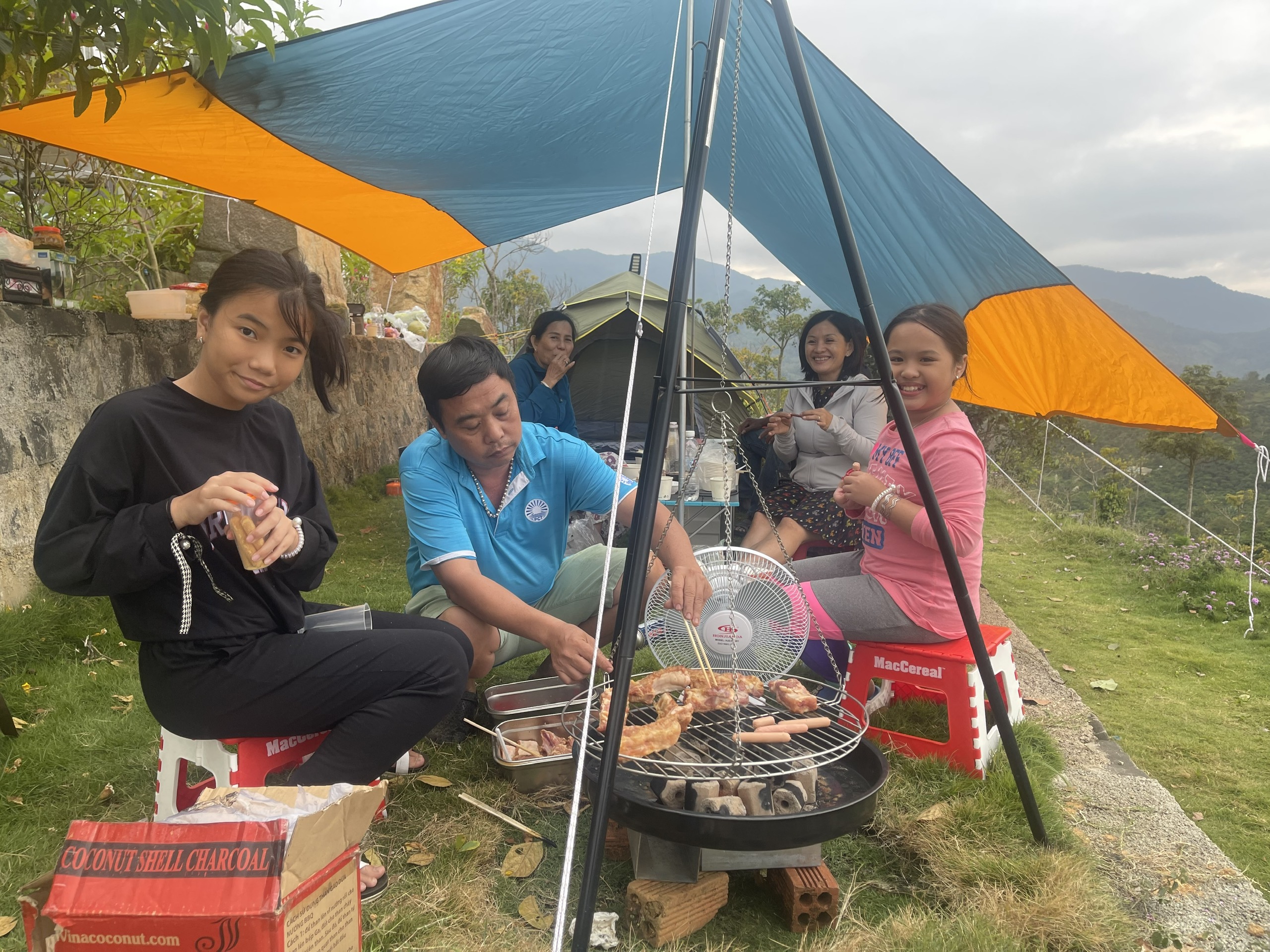 Anh Trần Mỹ Nguyên (TP.Hồ Chí Minh) cùng gia đình, bạn bè dựng trại, nướng đồ ăn tại bãi biển Hồ Cốc.