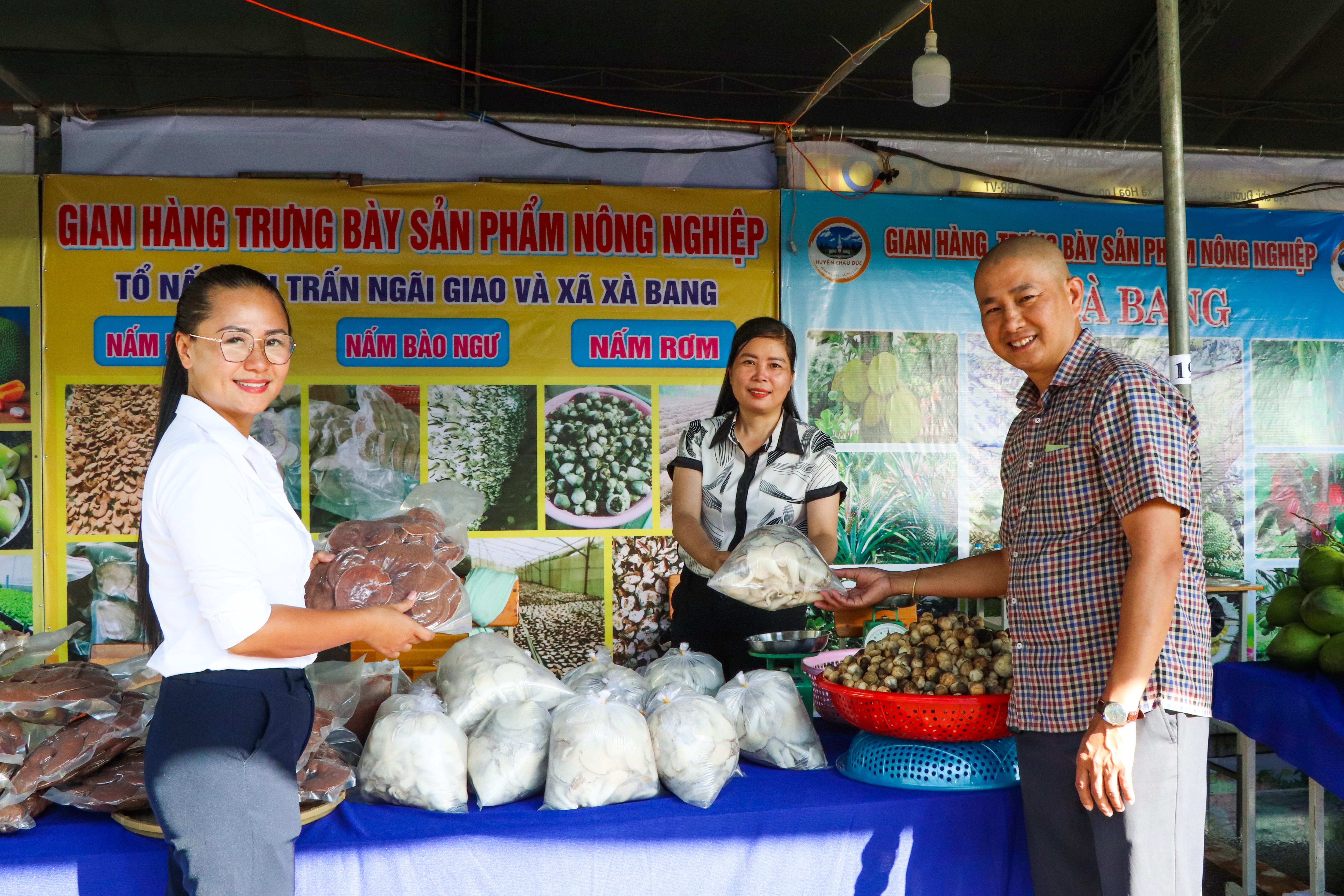 Ông Nguyễn Thanh Trang (bên phải), Phó Giám đốc Công ty Tài năng Việt đến tham quan hội chợ nhằm quảng bá, kết nối tiêu thụ nông sản trên địa bàn tỉnh.