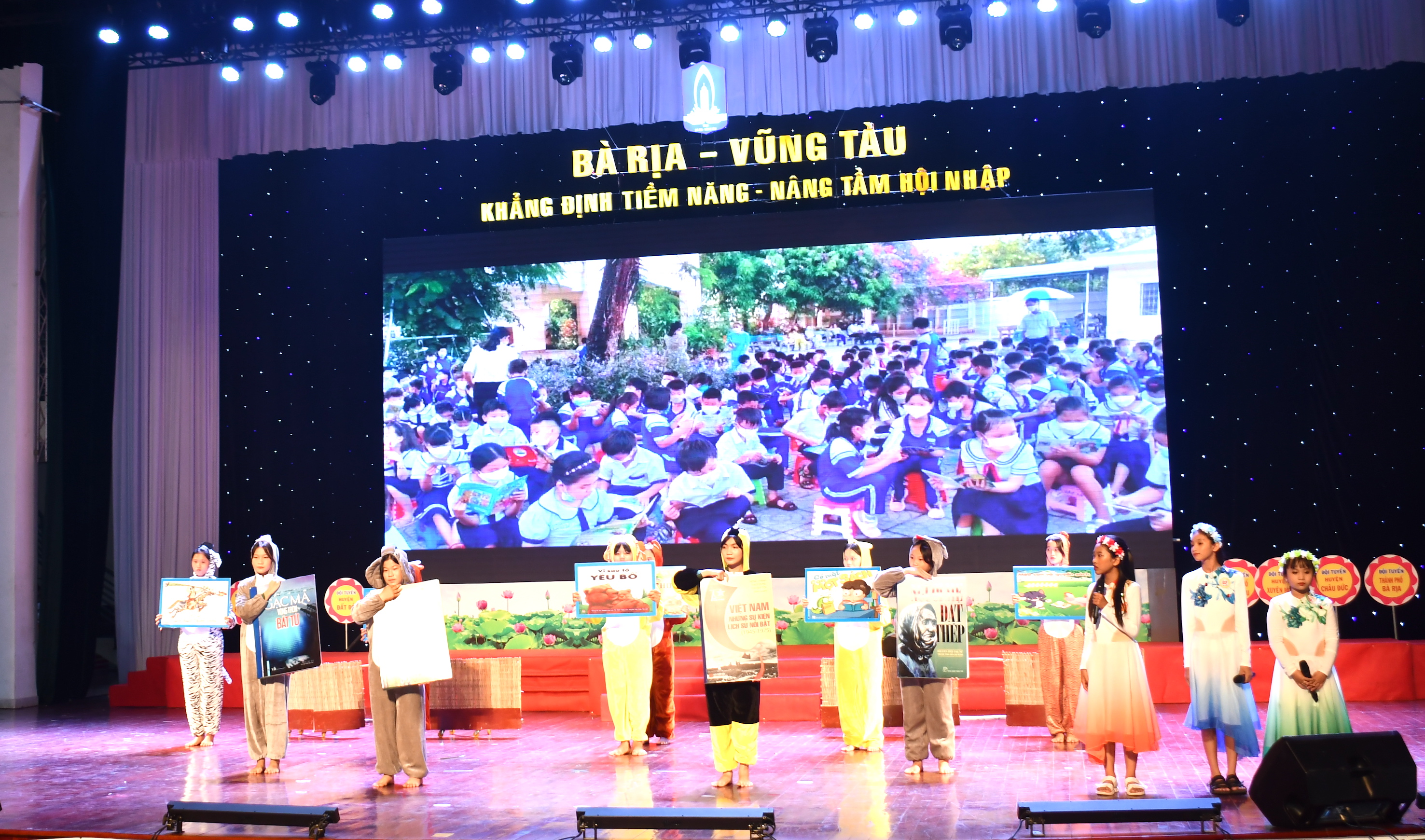 Phần thi giới thiệu của Đội huyện Đất Đỏ.