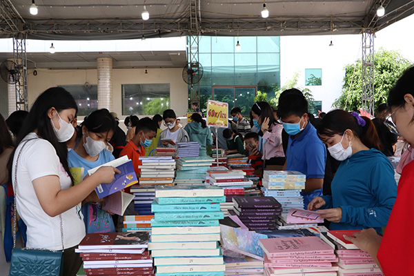  Hội sách thu hút hàng ngàn lượt người đến tham quan, mua sách.