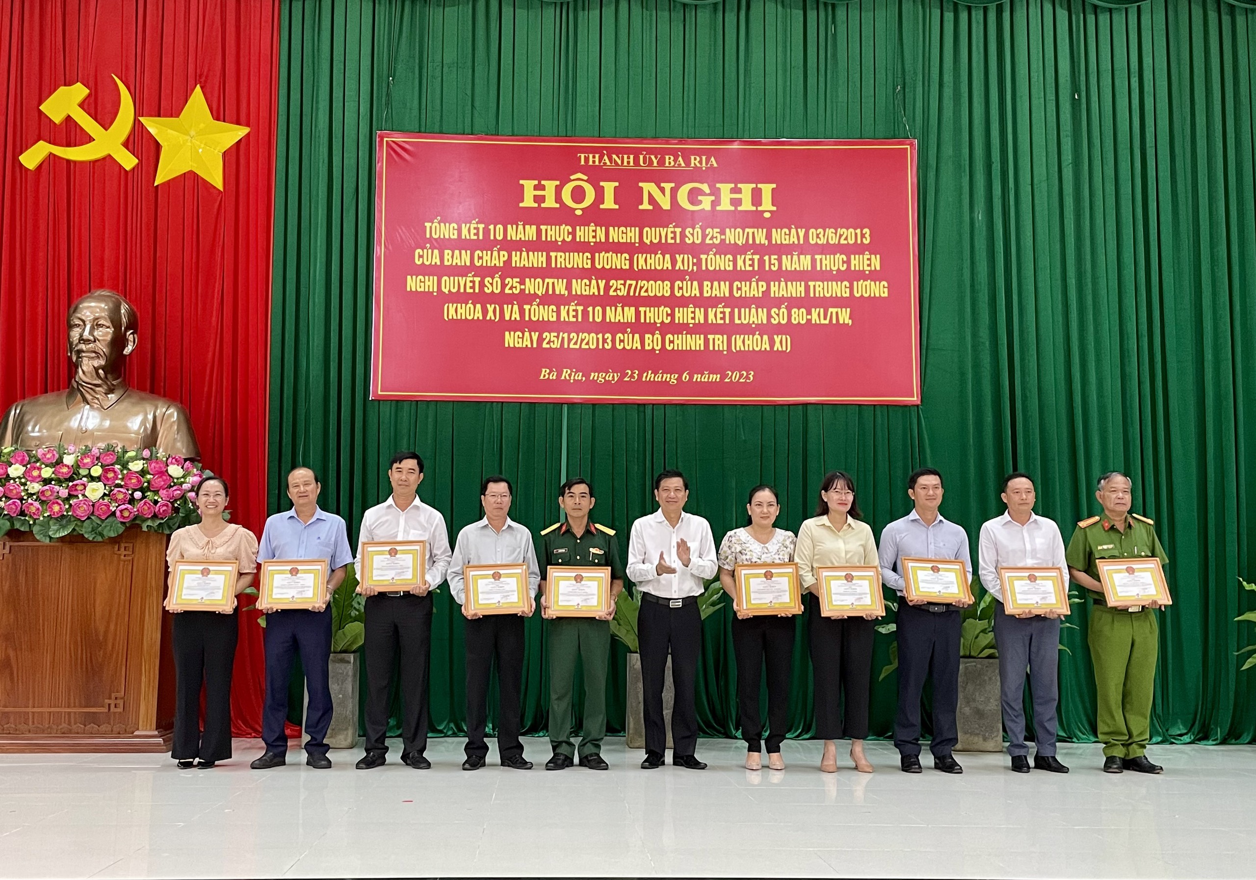 Ông Trần Văn Tuấn, Uỷ viên Ban Thường vụ Tỉnh uỷ, Bí thư Thành uỷ Bà Rịa trao Giấy khen cho các tập thể xuất sắc trong 10 năm thực hiện Nghị quyết số 25/2013 về “Tăng cường và đổi mới sự lãnh đạo của Đảng đối với công tác dân vận trong tình hình mới”.