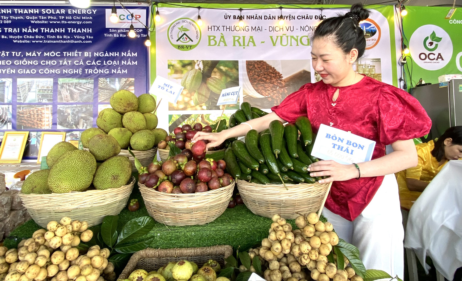 Chị Nguyễn Thị Thu Huyền, thành viên HTX Thương mại Dịch vụ Nông nghiệp Bà Rịa-Vũng Tàu giới thiệu đặc sản cây trái trồng tại địa phương tại Hội chợ nông sản huyện Châu Đức diễn ra sáng 23/6.