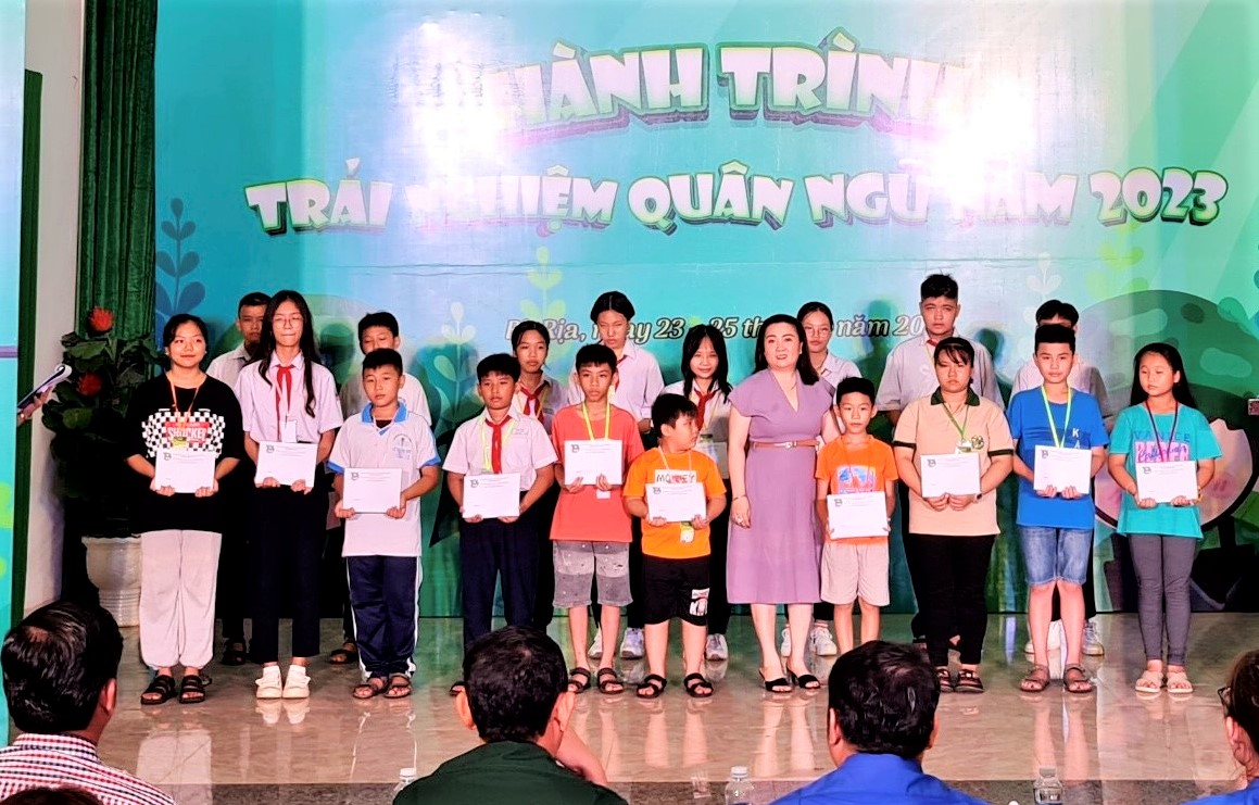 Thiếu nhi có hoàn cảnh khó khăn học tập tốt được tặng học bổng tại lễ khai mạc.