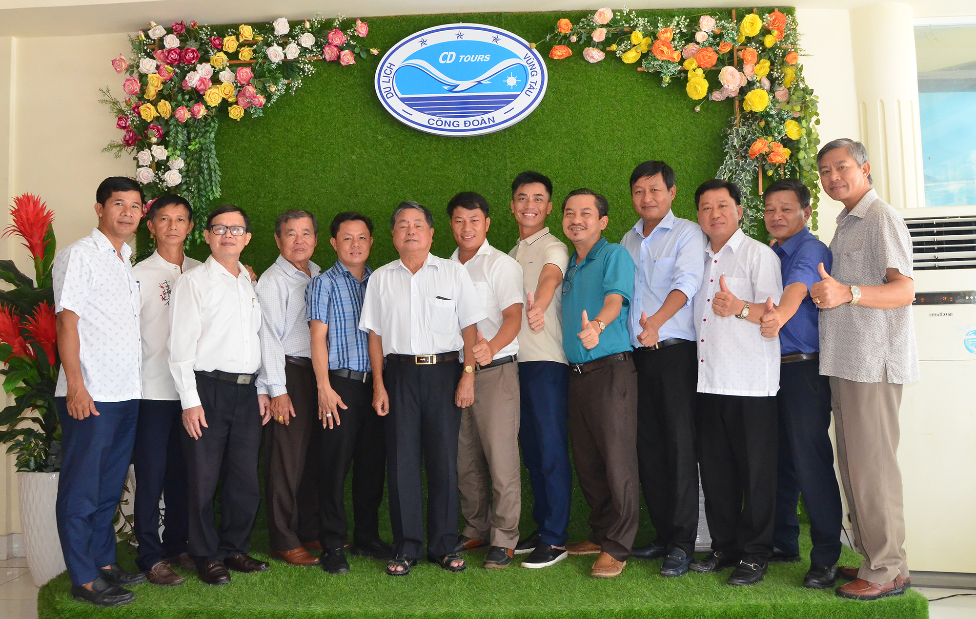 Trung tướng, Anh hùng lực lượng vũ trang Châu Văn Mẫn, Chủ tịch Hội đồng hương Quảng Nam - Đà Nẵng tại Bà Rịa - Vũng Tàu bên các hội viên.
