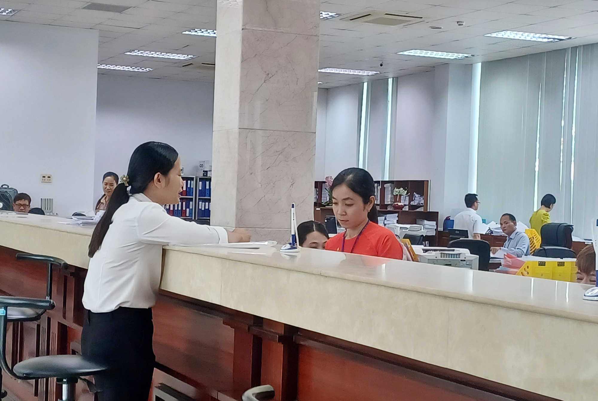 6 tháng đầu năm KBNN tỉnh theo dõi sát tình hình thu-chi ngân sách nhà nước trên địa bàn. Trong ảnh: Các cơ quan, đơn vị đến giao dịch tại KBNN tỉnh.