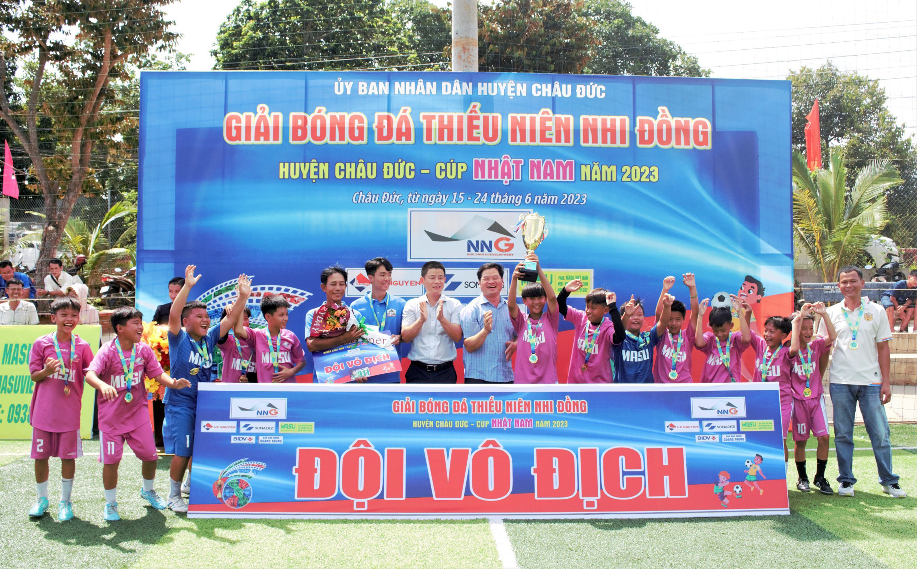 Ban tổ chức trao chức vô địch nhóm tuổi U11