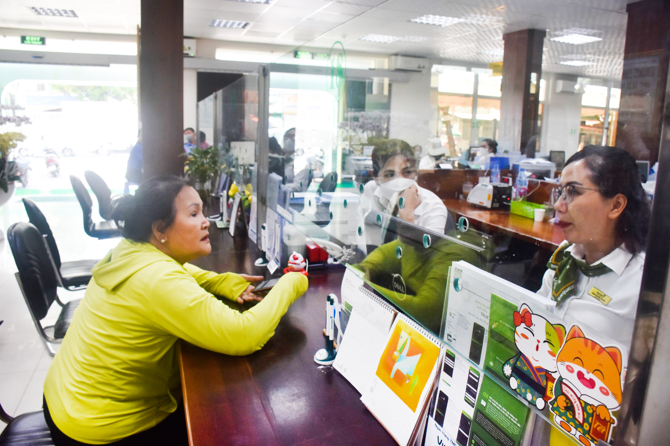 Khách hàng giao dịch tại Vietcombank Chi nhánh Vũng Tàu.