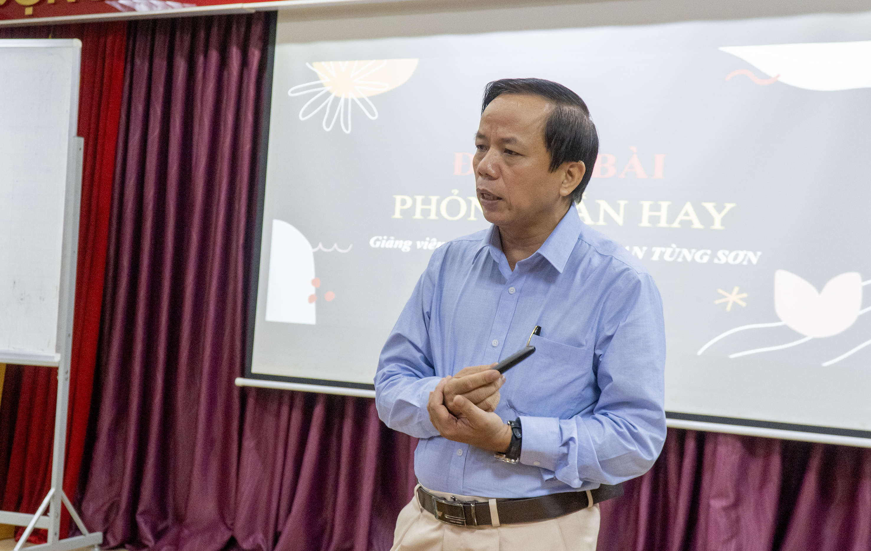 Giảng viên - Đại tá, Nhà báo Phan Tùng Sơn, Phó trưởng Cơ quan Đại diện Báo Quân đội Nhân dân tại TP. Hồ Chí Minh truyền đạt kiến thức, kỹ năng tại lớp bồi dưỡng.