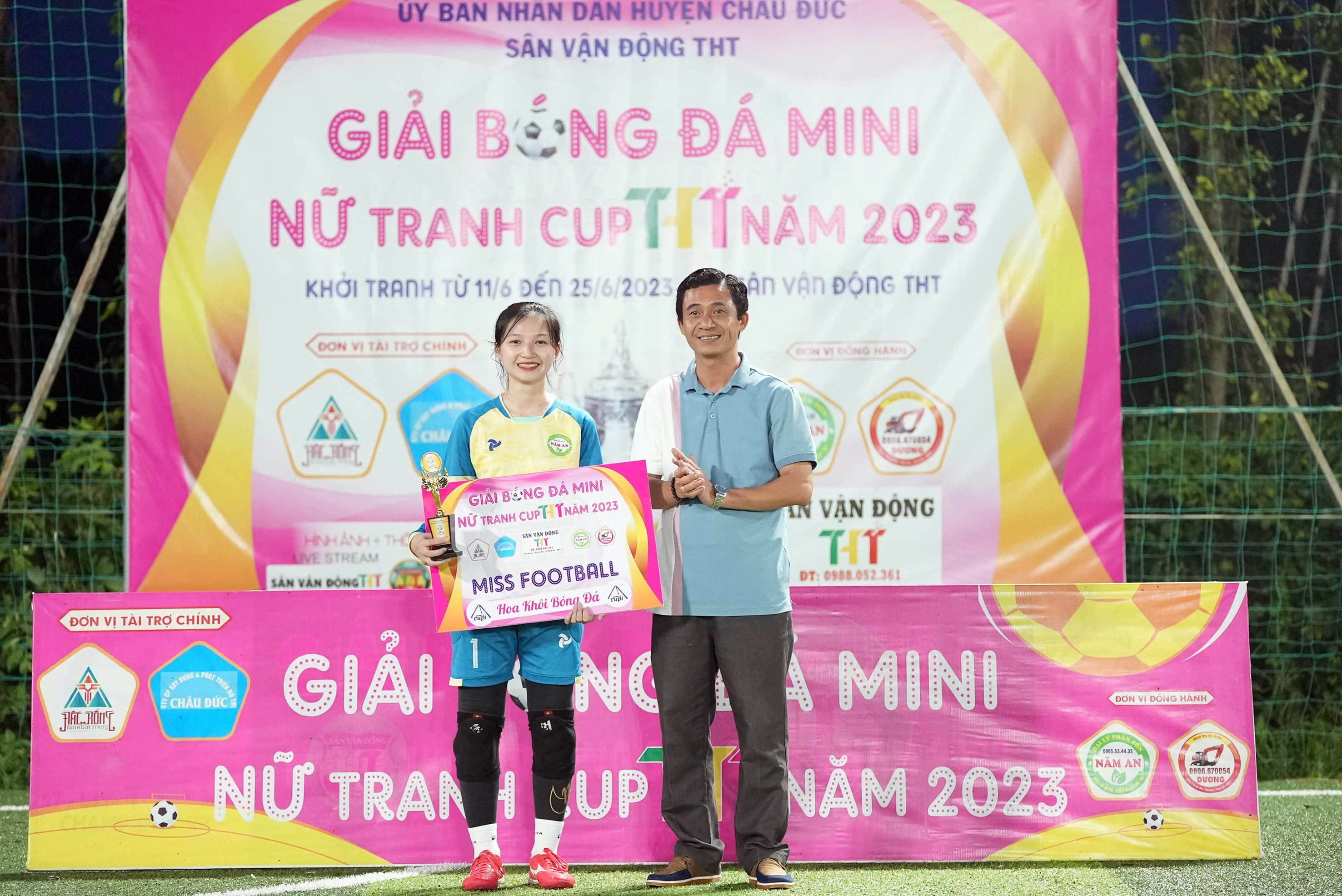 Ban tổ chức trao giải thưởng đặc biệt Miss Football cho hoa khôi của giải.