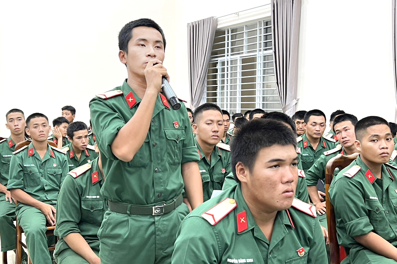 Chiến sĩ Trung đoàn Minh Đạm phát biểu ý kiến tại buổi đối thoại dân chủ với lãnh đạo Bộ CHQS tỉnh.
