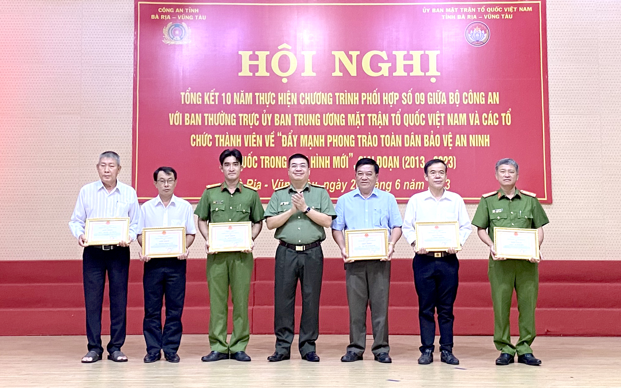 Thượng tá Lương Đức Minh, Phó Giám đốc Công an tỉnh  tặng Giấy khen cho các tập thể và cá nhân có thành tích xuất sắc trong công tác phối hợp.