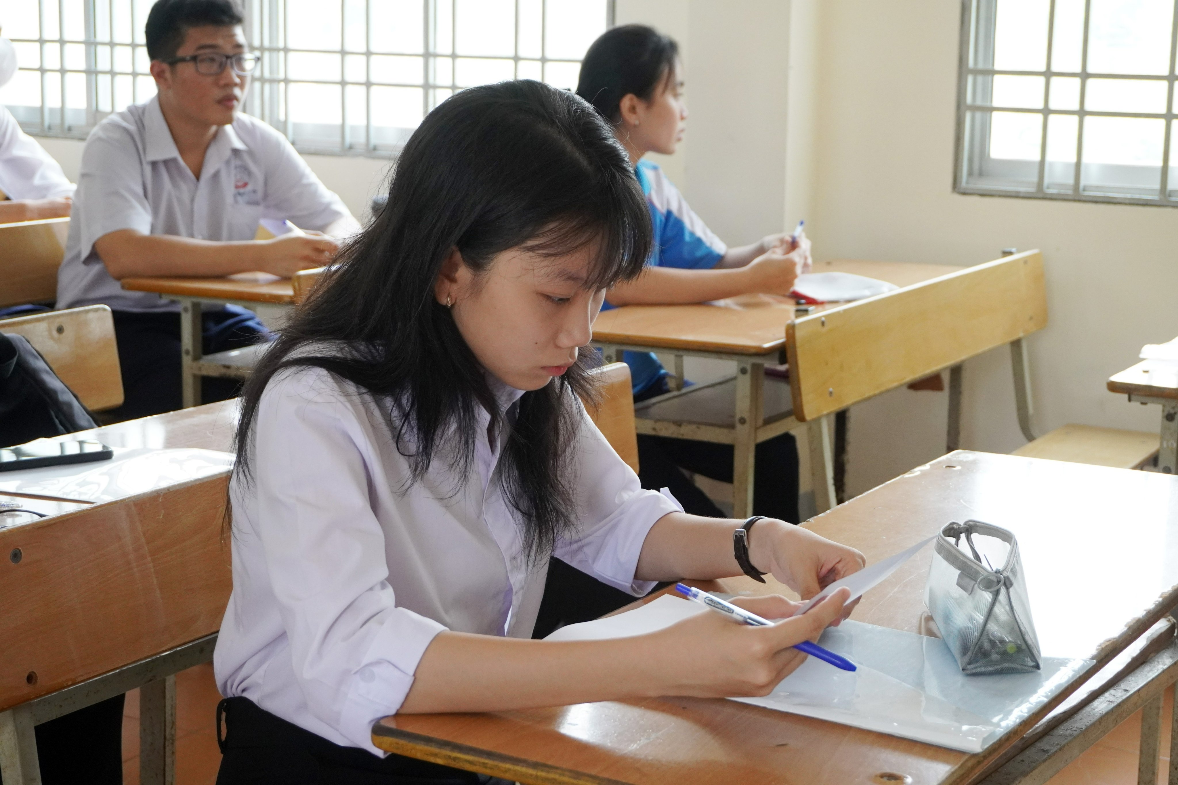Thí sinh tại Trường THPT Bà Rịa kiểm tra thông tin cá nhân trên thẻ dự thi