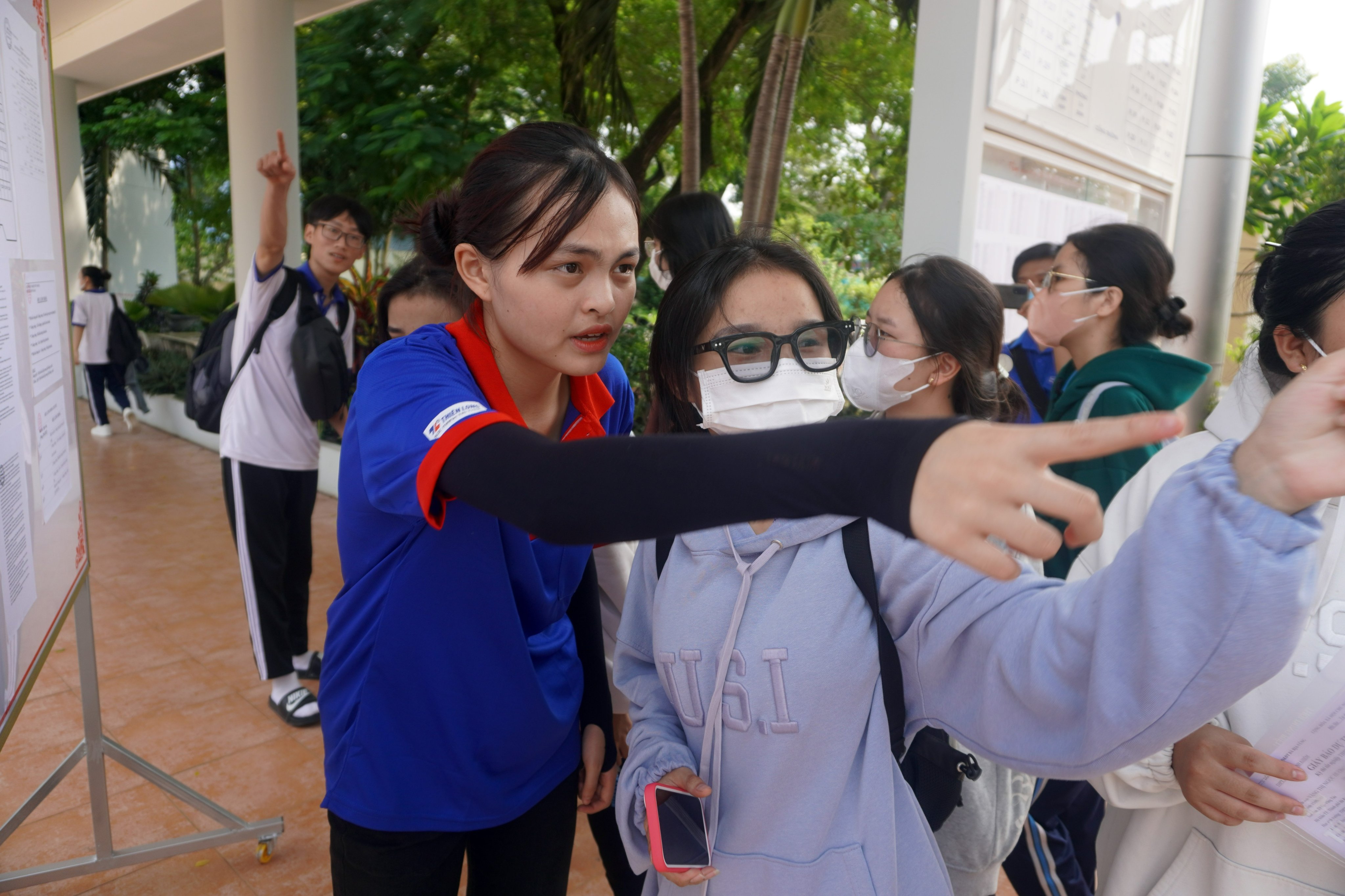 Thanh niên tình nguyện hướng dẫn thí sinh tìm phòng thi