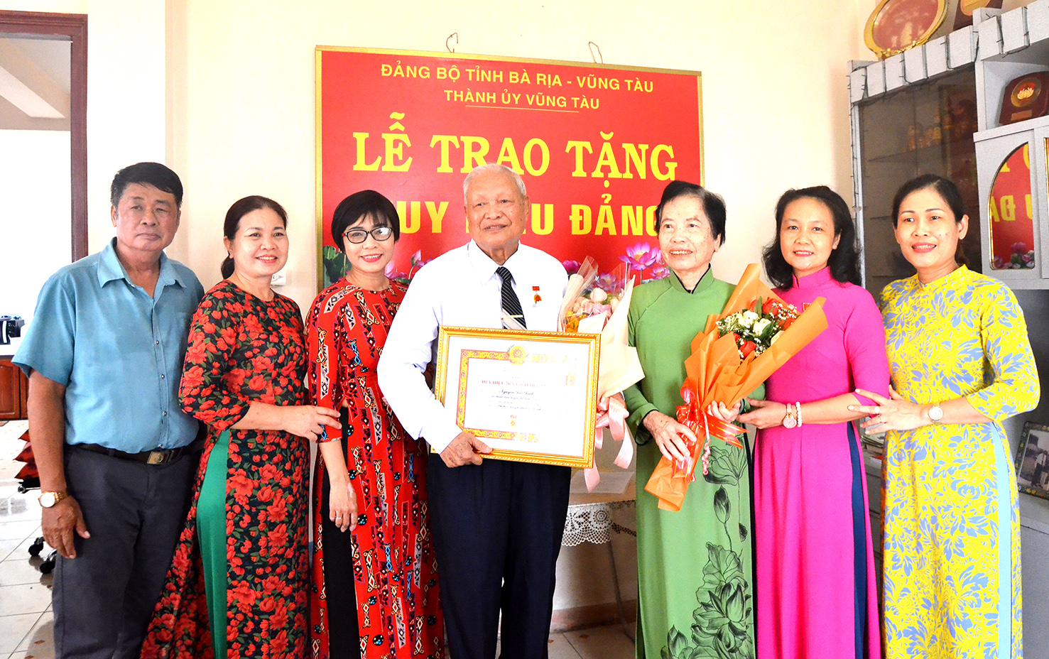 Bà Lê Thị Thanh Bình, Phó Bí thư Thường trực Thành ủy, Chủ tịch HĐND TP.Vũng Tàu trao Huy hiệu 70 năm tuổi Đảng cho đảng viên Nguyễn Đức Định (7/1, Bình Giã, phường 8).