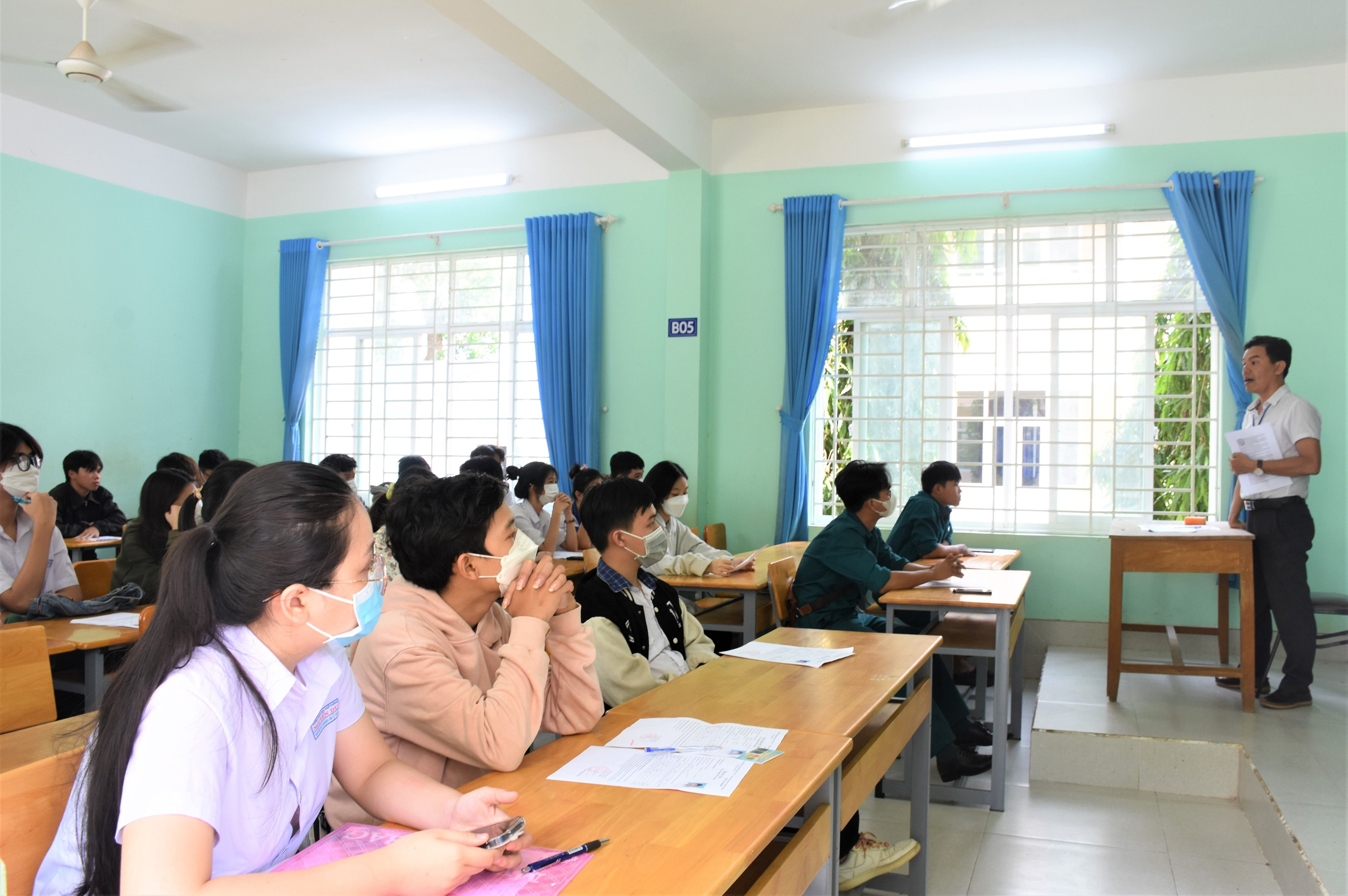 Thí sinh tại điểm thi Trường THPT Nguyễn Du (huyện Châu Đức) nghe cán bộ phổ biến quy chế thi.