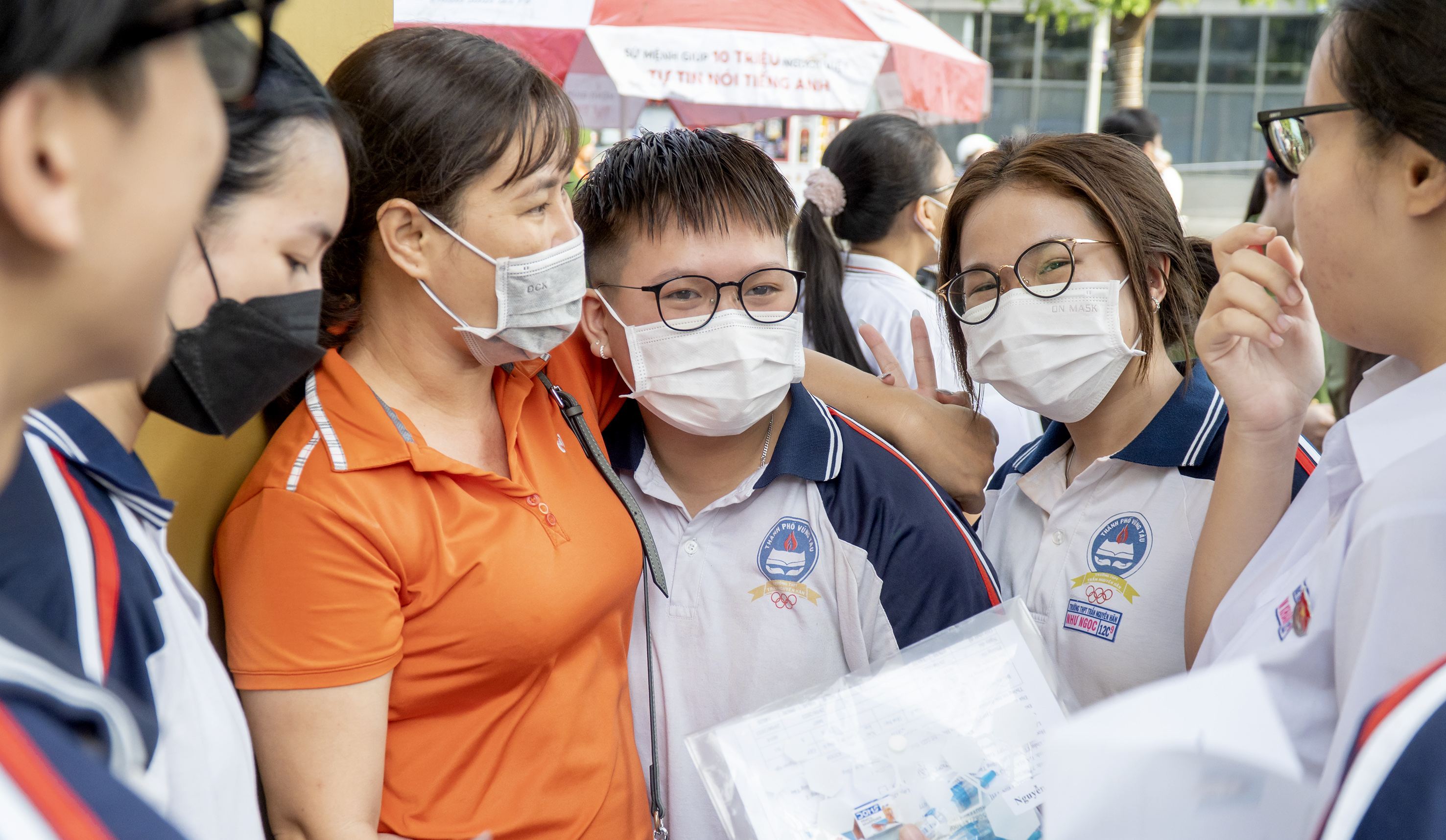 Cái ôm thật chặt của mẹ để động viên con và các bạn tự tin bước vào kỳ thi. Ảnh: BẢO KHÁNH