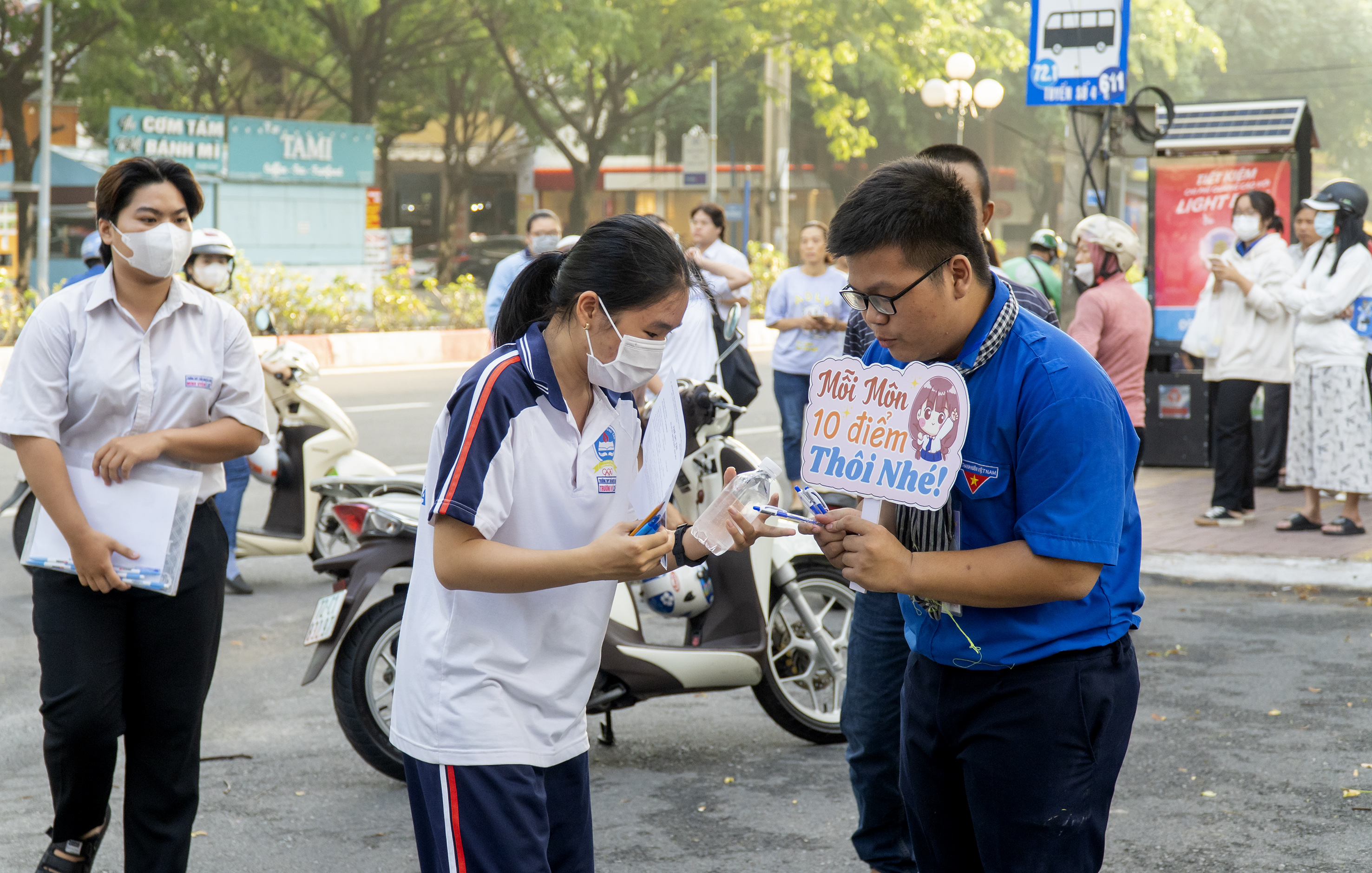 Lực lượng tiếp sức mùa thi tặng bút cho các thí sinh tại điểm thi Trường Trường THPT Trần Nguyên Hãn, TP. Vũng Tàu. Ảnh: BẢO KHÁNH