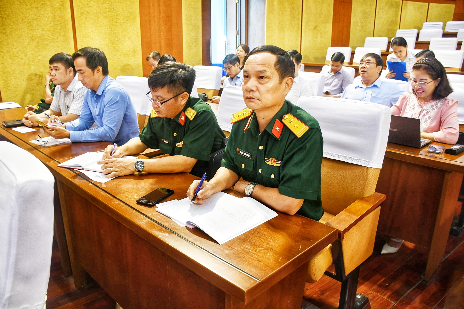 Các đại biểu tham dự hội nghị tại điểm cầu chính - Hội trường Trung tâm Hành chính – Chính trị tỉnh.