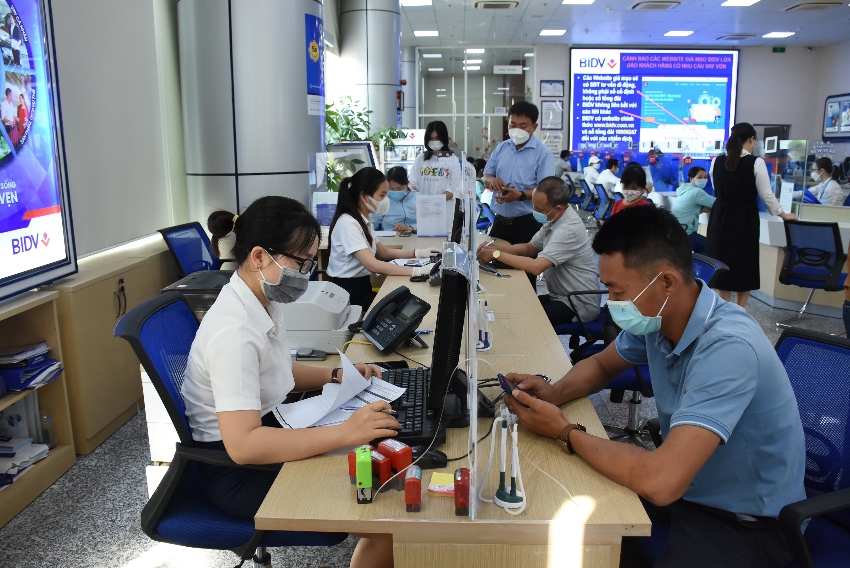 Khách hàng giao dịch tại BIDV, Chi nhánh Bà Rịa.