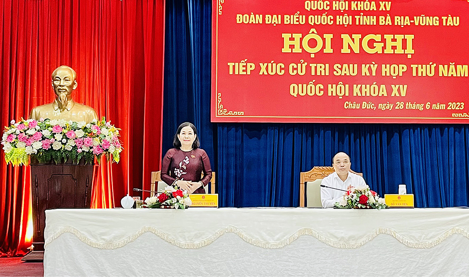 Bà Nguyễn Thị Yến, Phó Bí thư Thường trực Tỉnh ủy, Phó Chủ tịch Nhóm Nữ đại biểu Quốc hội Việt Nam, Trưởng Đoàn ĐBQH tỉnh; Chuẩn Đô đốc Đỗ Văn Yên, Phó Chính ủy Quân chủng Hải quân TXCT huyện Châu Đức. Ảnh: CHÂU VŨ