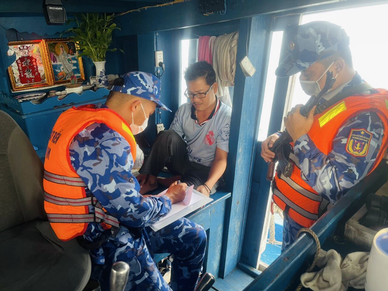 Lực lượng chức năng lập biên bản vi phạm hành chính đối với thuyền trưởng tàu TG 93698 TS.
