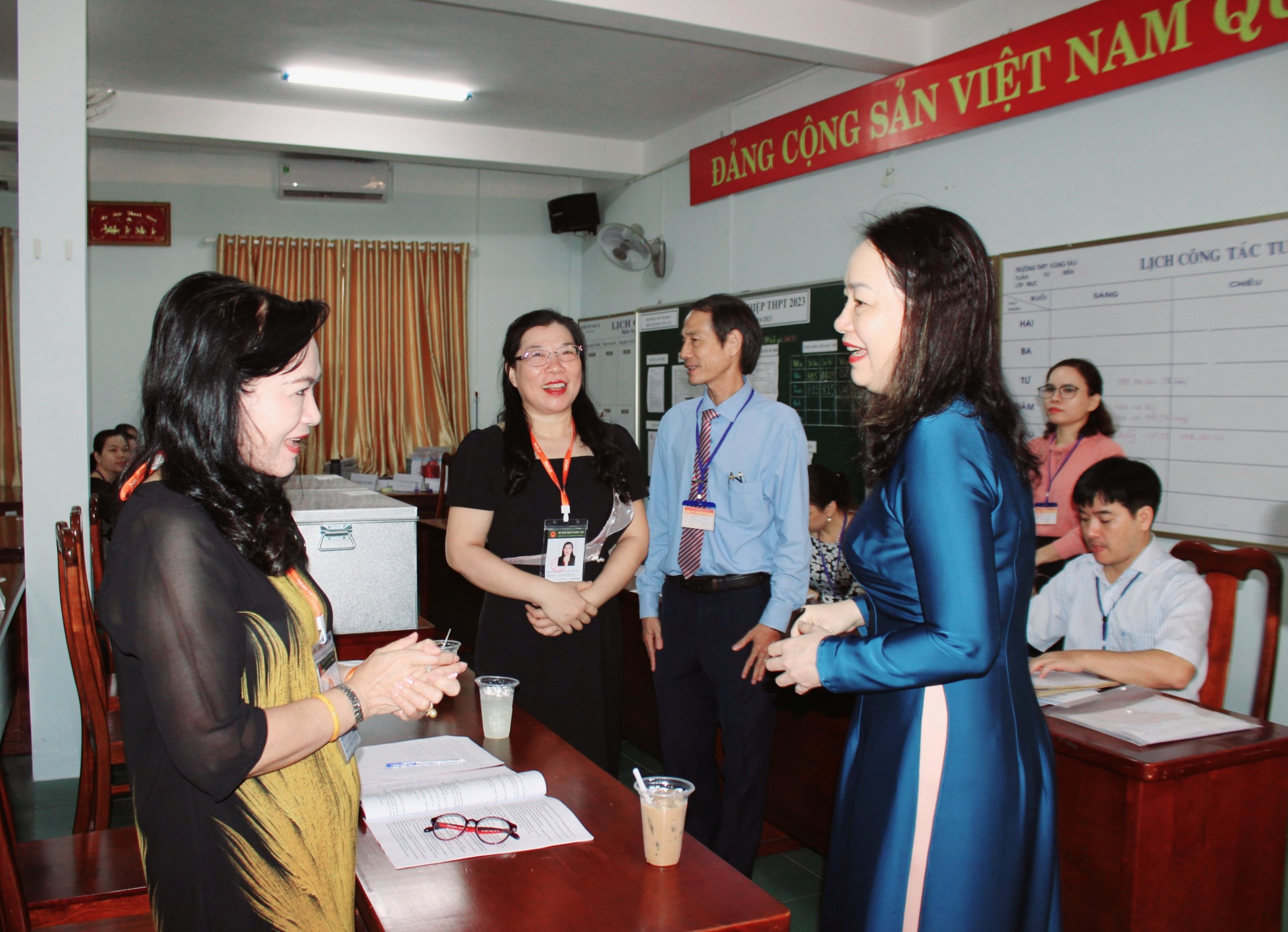 Bà Trần Thị Ngọc Châu, Giám đốc Sở GD-ĐT kiểm tra công tác coi thi
