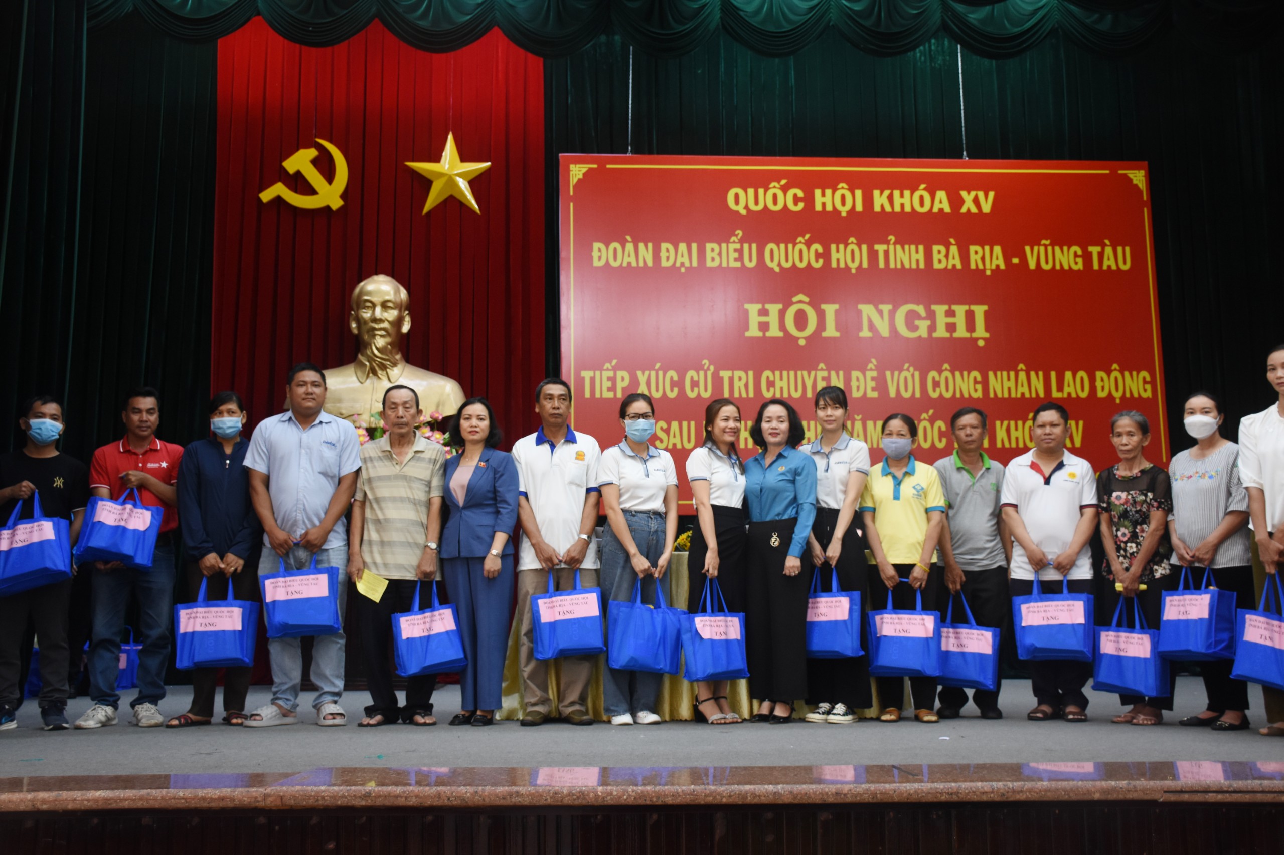 Đoàn ĐBQH tỉnh và LĐLĐ tỉnh đa trao tặng 70 phần quà cho CNLĐ khó khăn