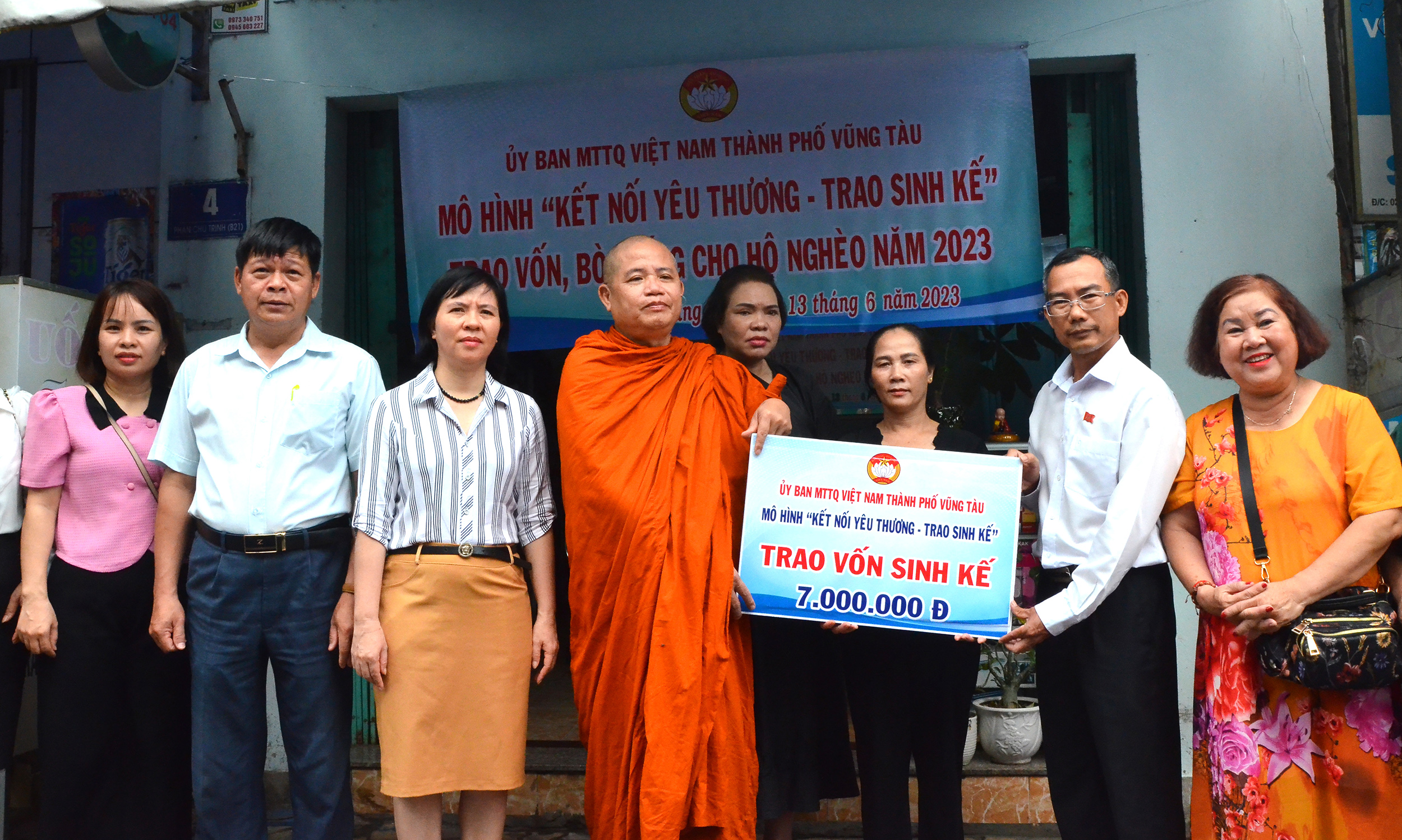 Lãnh đạo UBMTTQ Việt Nam TP. Vũng Tàu cùng các nhà hảo tâm trao bảng tượng trưng hỗ trợ sinh kế để giúp chị Nguyễn Thị Bé (số 4, Phan Chu Trinh, phường 2) vươn lên thoát nghèo.