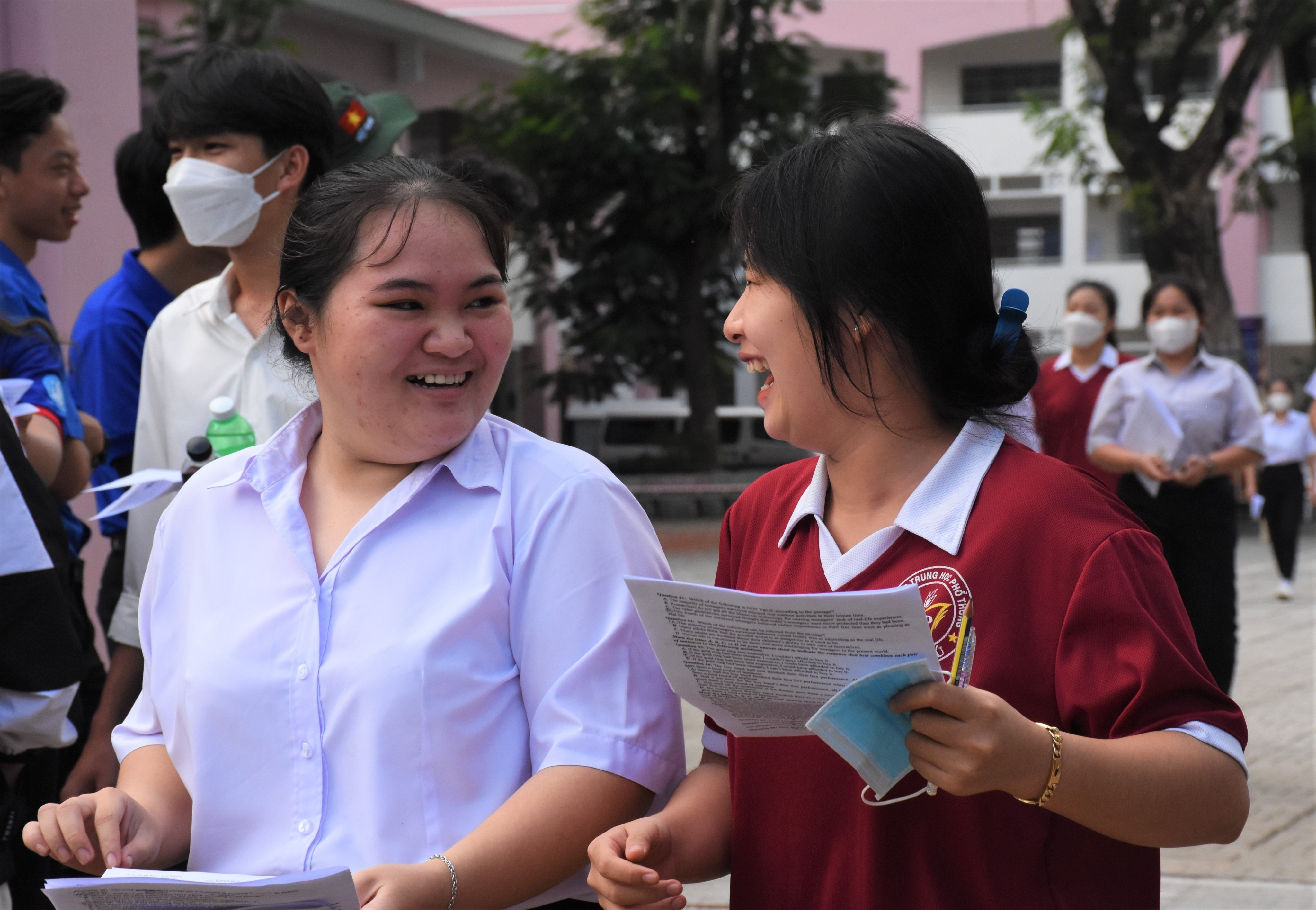 Thí sinh tại điểm thị Trường THPT Nguyễn Trãi (huyện Châu Đức) phấn khởi ra về sau khi hoàn tất môn thi cuối cùng của kỳ thi THPT năm 2023