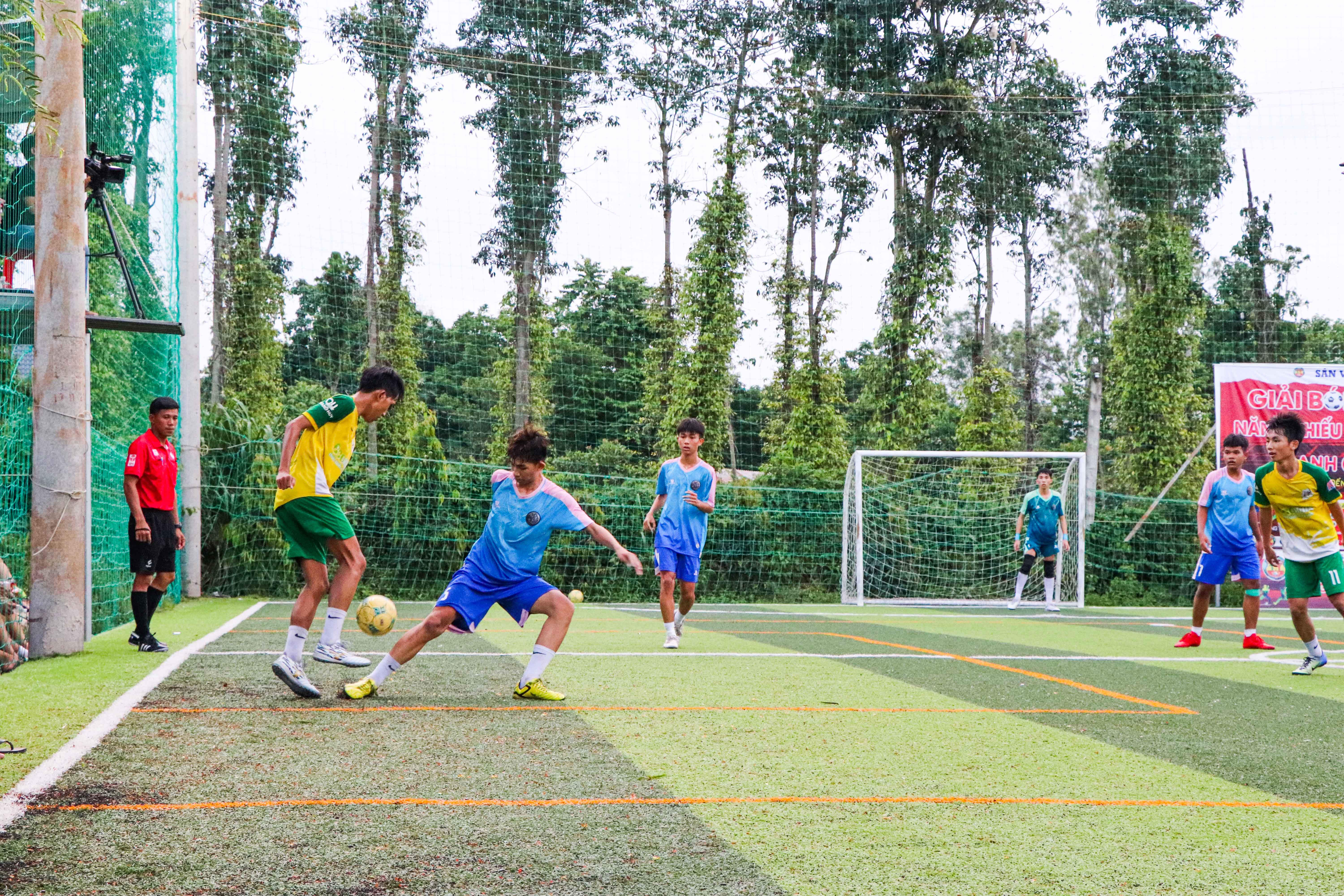 Một pha tranh bóng trong trận chung kết giữa hai đội: Trẻ Detailing - Châu Đức Football Clup.