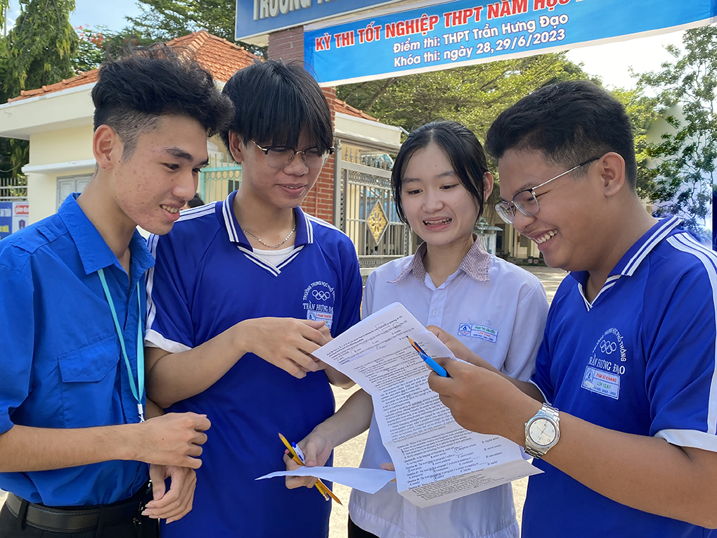 Thí sinh tại điểm thi Trường THPT Trần Hưng Đạo (TX. Phú Mỹ) thảo luận sau khi hoàn thành bài thi Ngoại ngữ. Ảnh: MỸ LƯƠNG