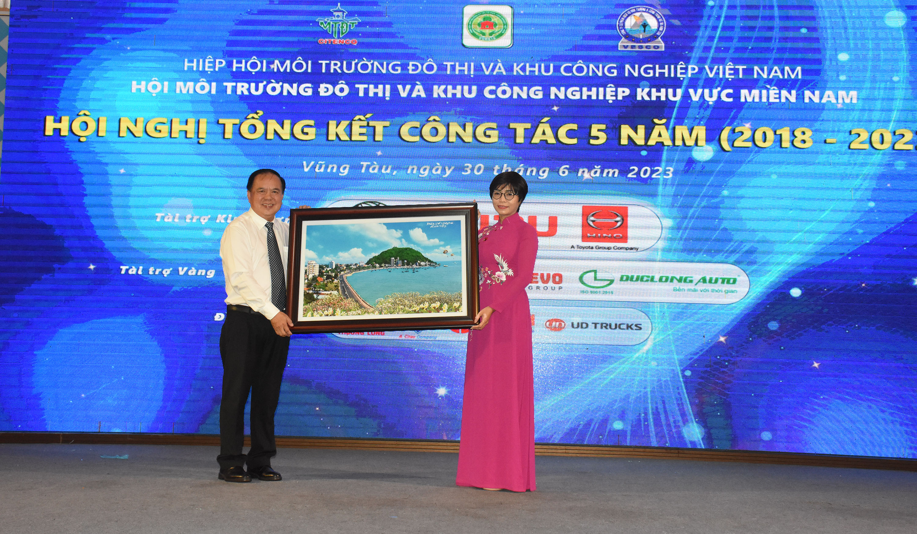 Bà Lê Thị Thanh Bình, Phó Bí Thư Thường trực Thành ủy, Chủ tịch HĐND TP. Vũng Tàu, đại diện lãnh đạo thành phố trao quà tặng cho Hội MTĐT và KCN khu vực miền Nam