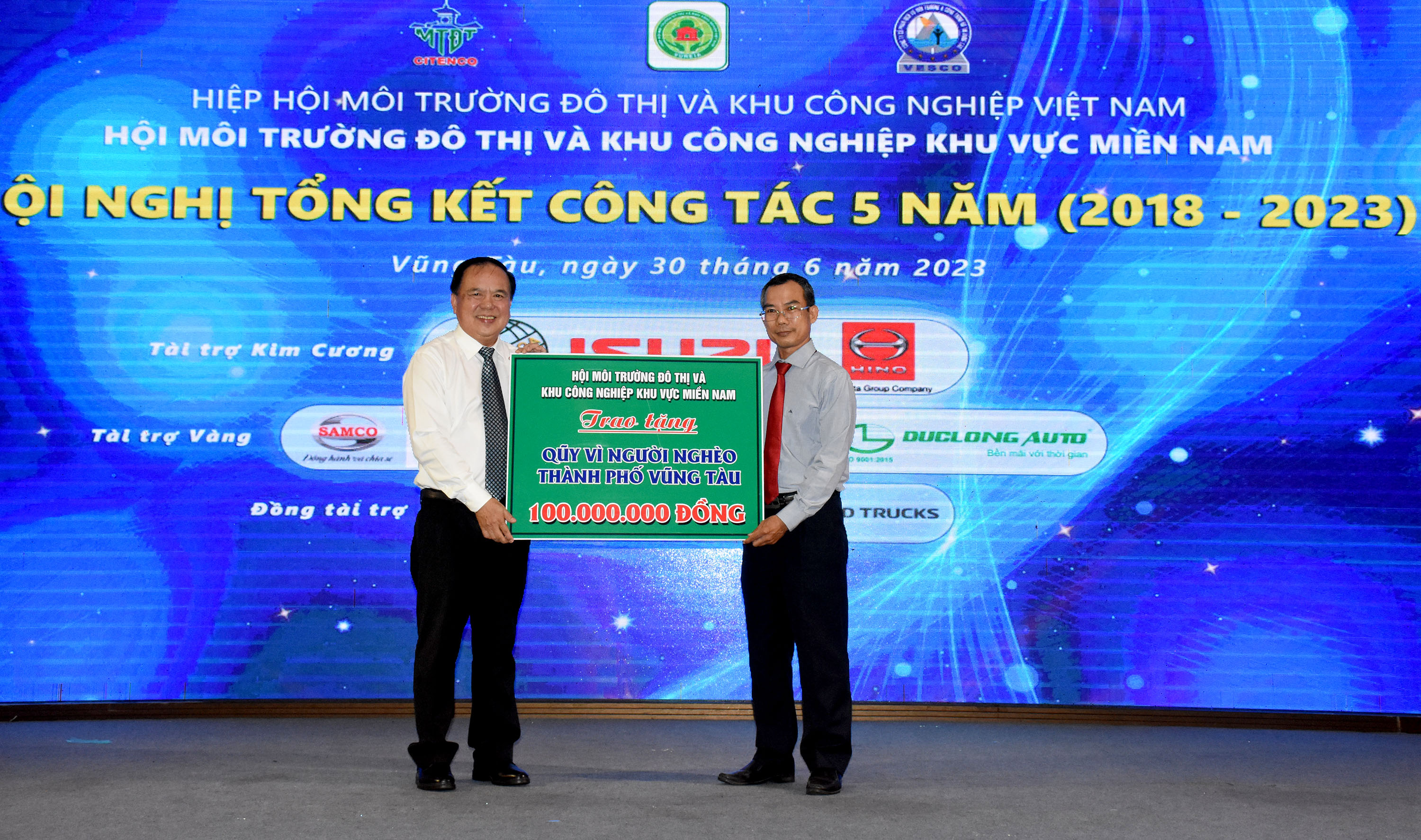 Tại hội nghị, Hội MTĐT và KCN khu vực miền Nam trao tặng 100 triệu đồng cho quỹ vì người nghèo TP.Vũng Tàu. 