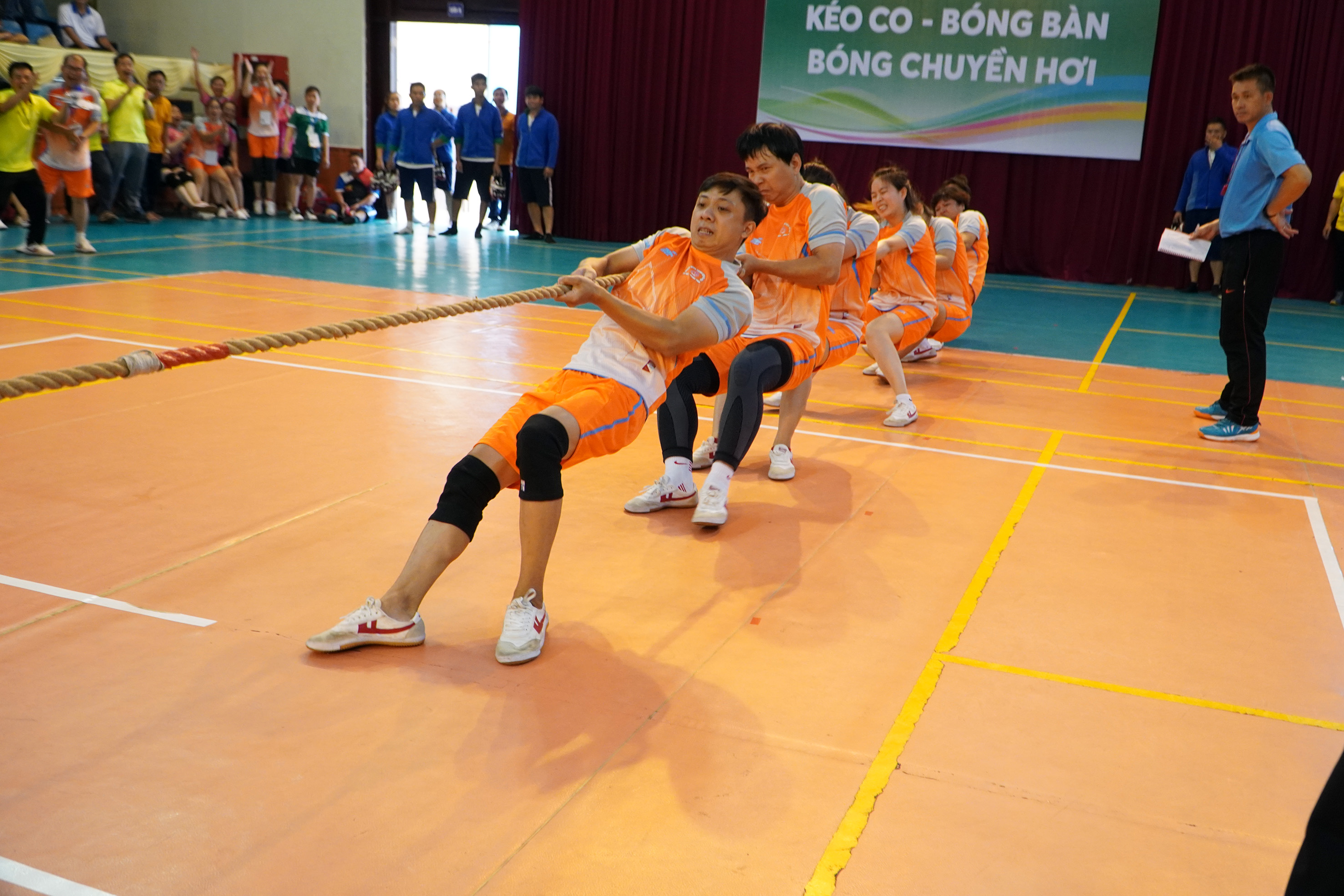 Các VĐV thi đấu môn kéo co.