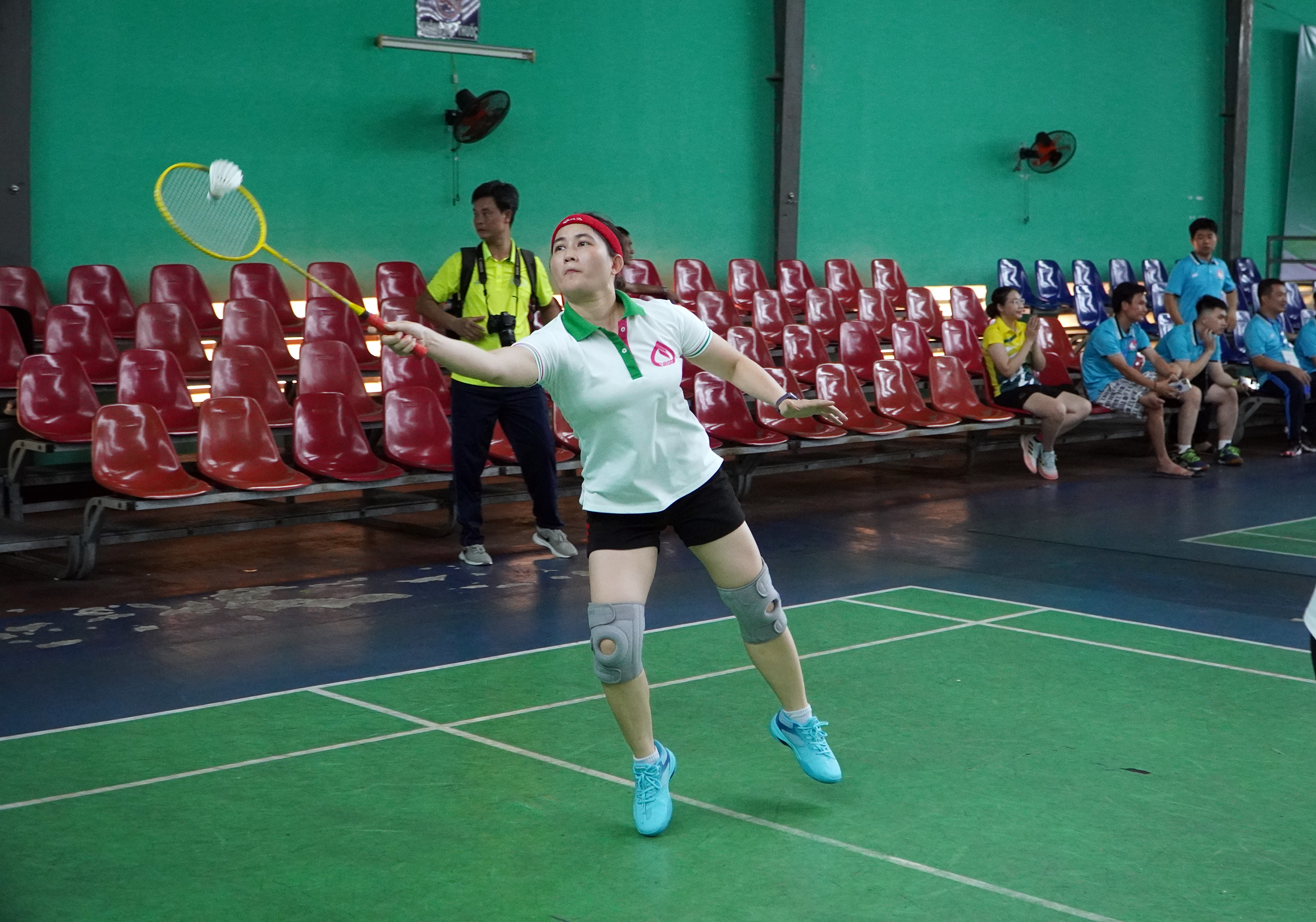 Các VĐV thi đấu môn cầu lông.