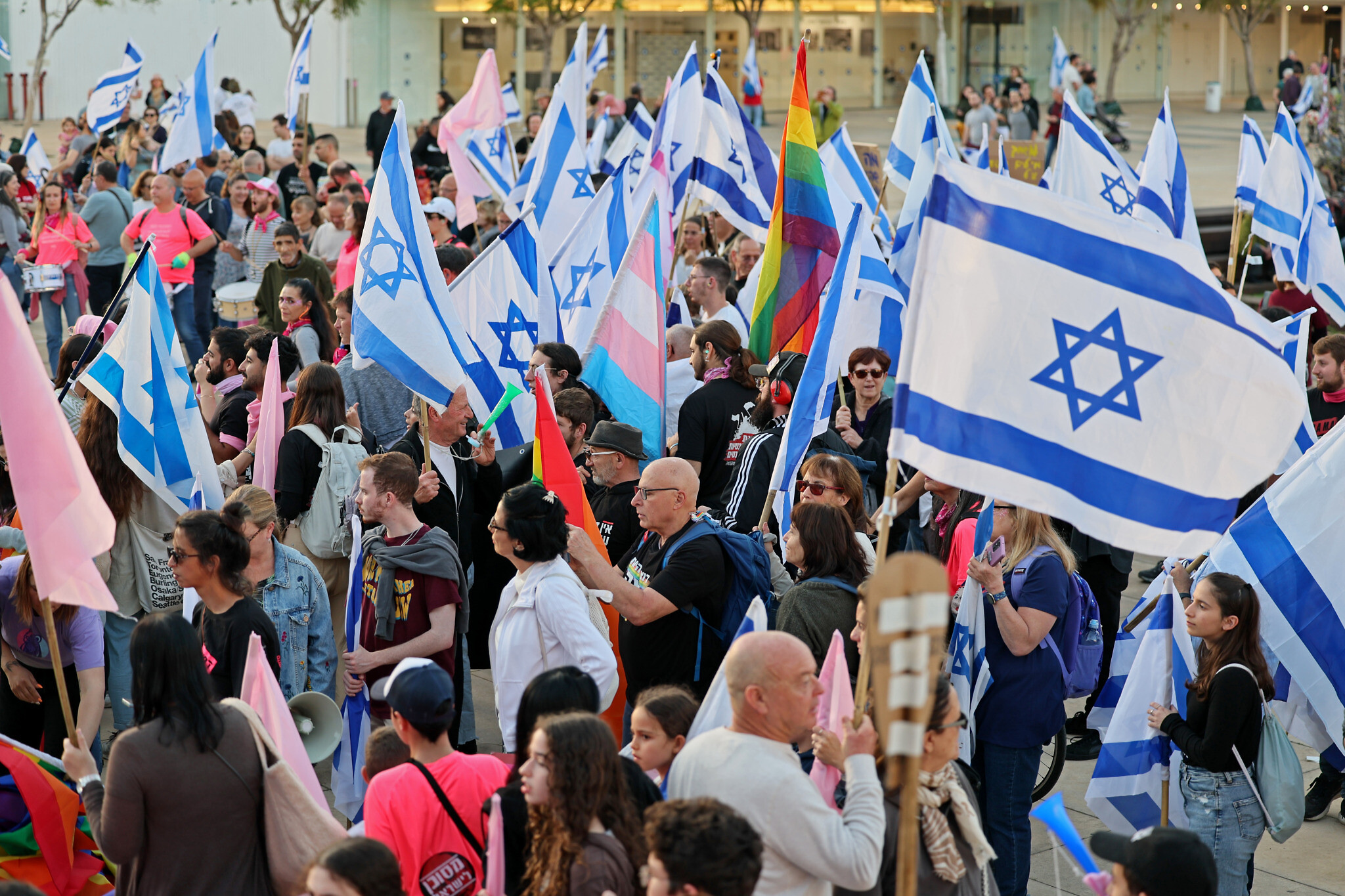 Người dân biểu tình phản đối kế hoạch cải cách tư pháp của chính phủ tại Tel Aviv, Israel.
