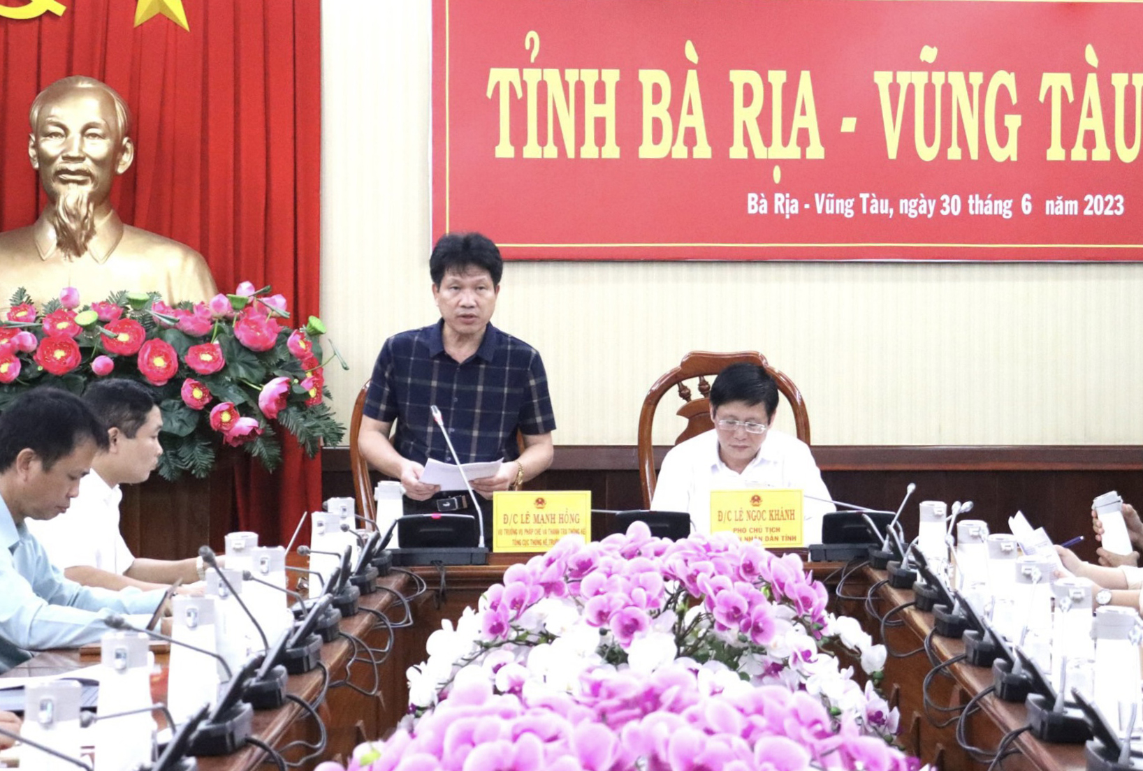 Ông Lê Mạnh Hồng, Vụ trưởng Vụ Pháp chế và Thanh tra thống kê (Tổng cục Thống kê) phát biểu tại buổi làm việc.