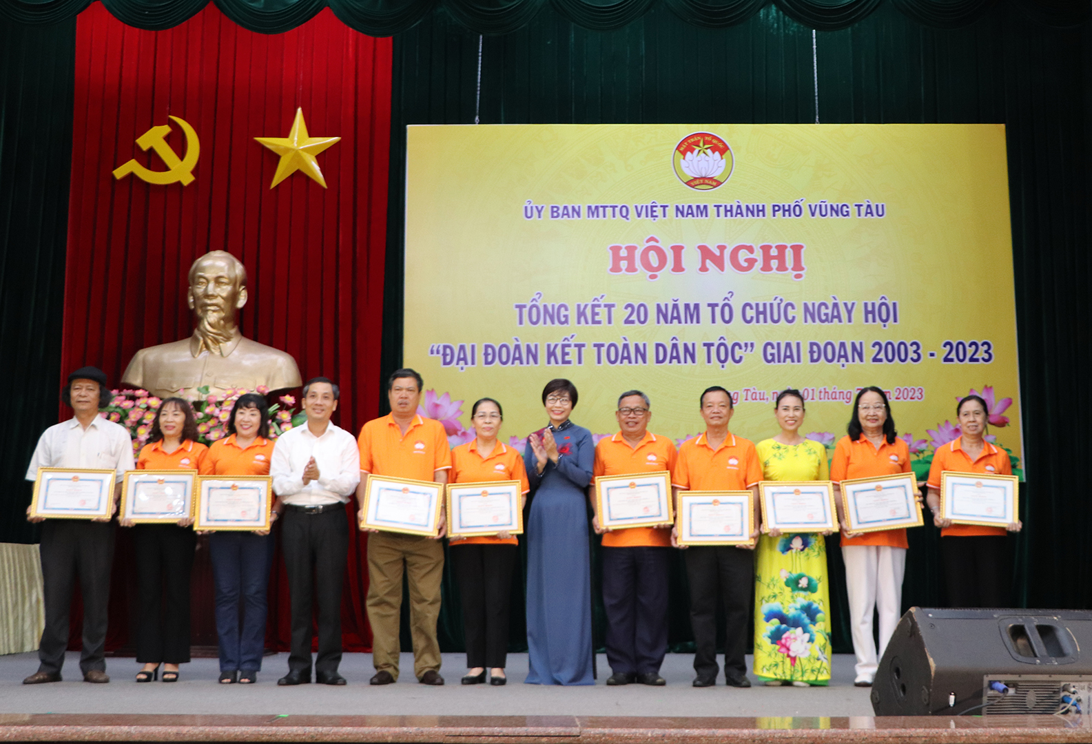 Ông Nguyễn Kế Toại, Phó Chủ tịch Ủy ban MTTQ Việt Nam tỉnh; bà Lê Thị Thanh Bình, Phó Bí thư Thường trực Thành ủy Vũng Tàu trao Giấy khen của UBND TP.Vũng Tàu đến các tập thể có thành tích xuất sắc trong tham gia tổ chức Ngày hội đoàn kết đại đoàn kết toàn dân tộc giai đoạn 2003-2023.