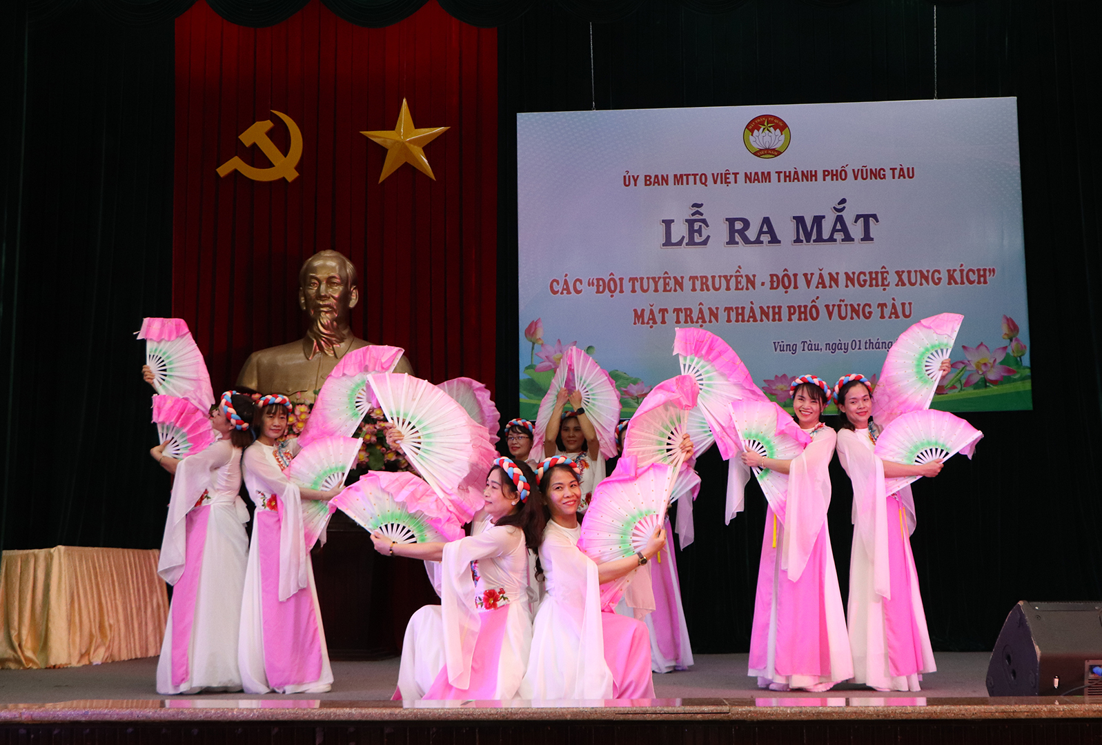 Tiết mục múa quạt của Đội văn nghệ xung kích phường 10 tại lễ ra mắt.