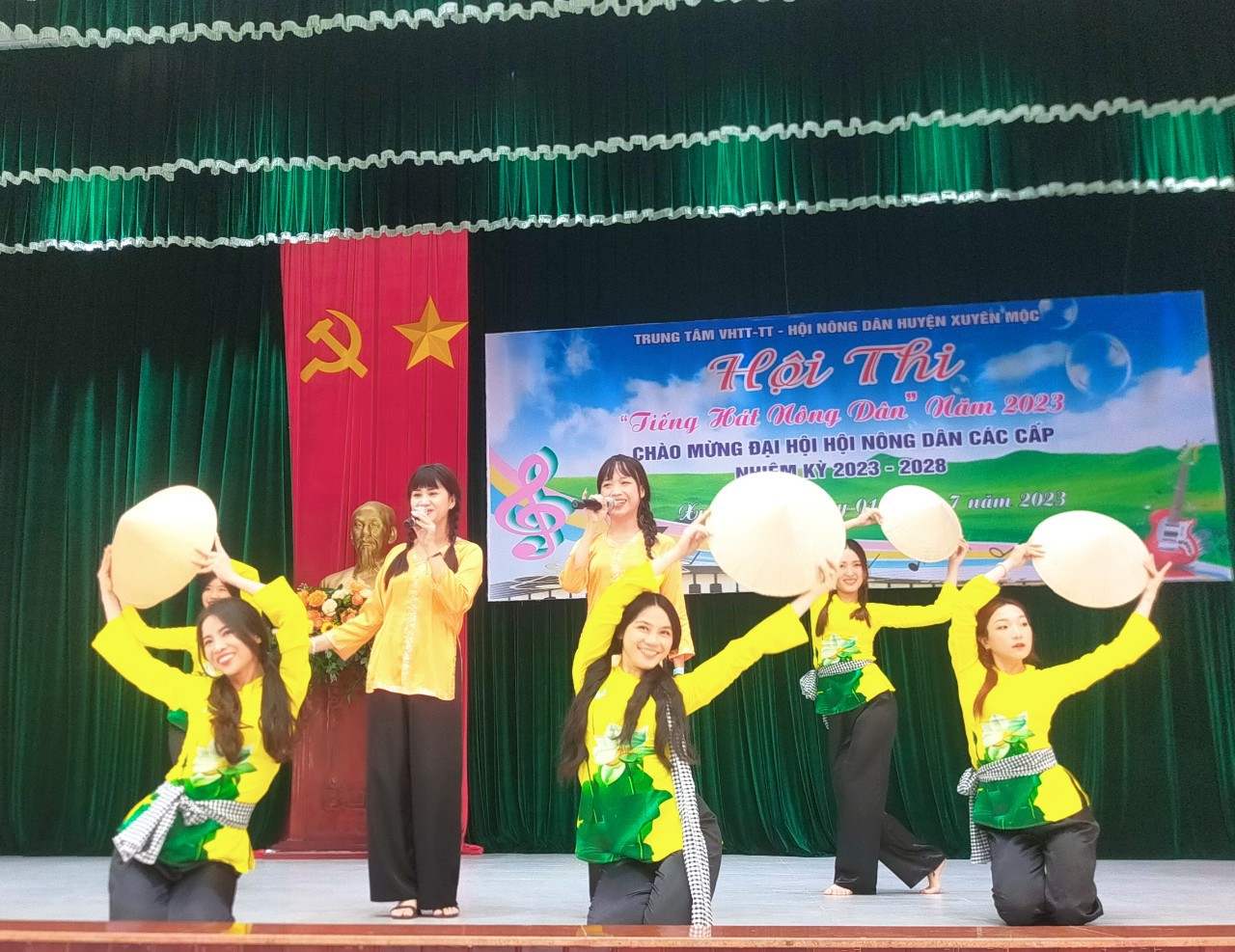 Một tiết mục tốp ca của các đội tham gia hội thi