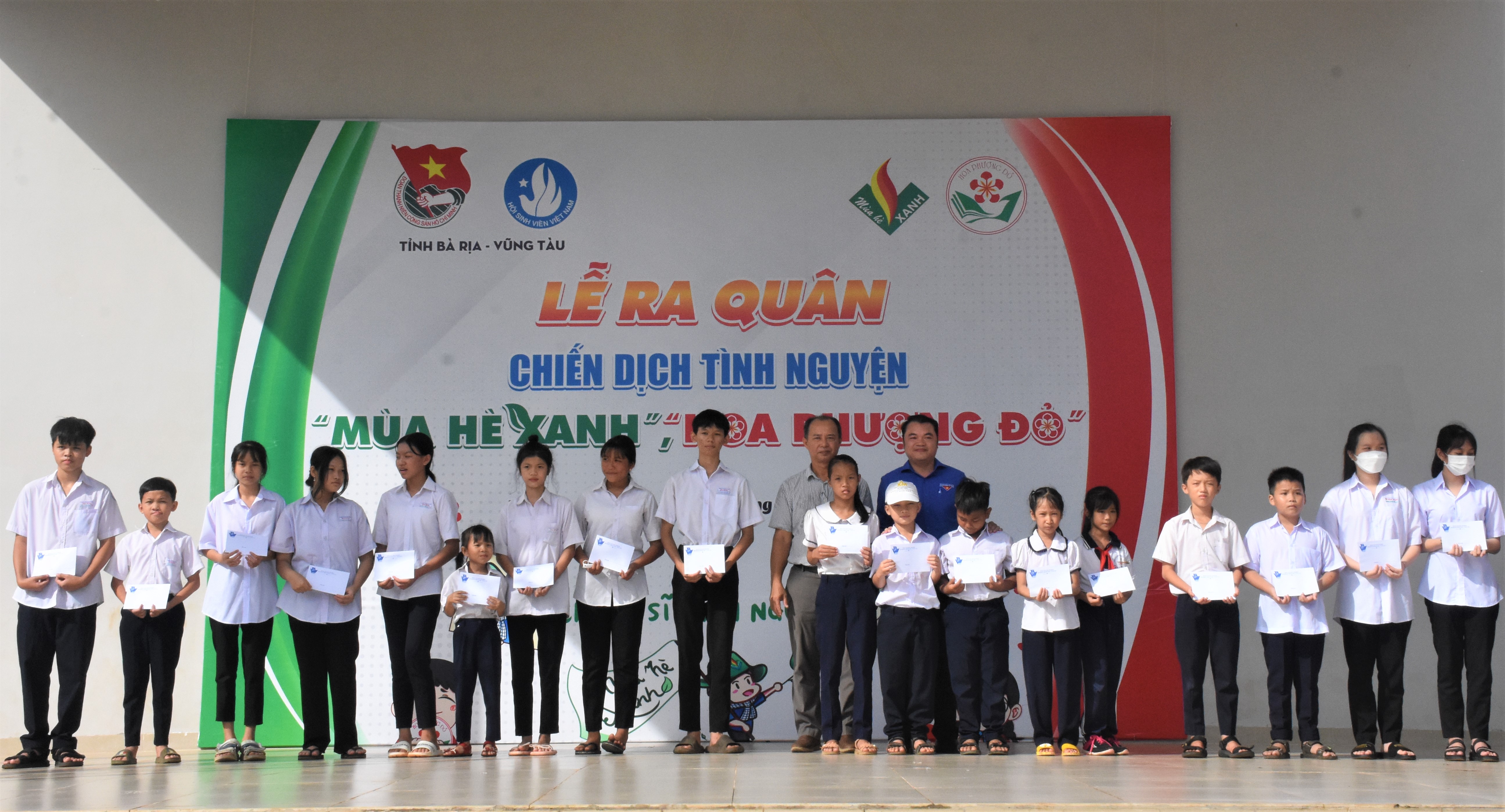 Đại diện Tỉnh Đoàn, lãnh đạo huyện Xuyên Mộc trao học bổng cho các em thiếu nhi người dân tộc thiểu số, thiếu nhi có hoàn cảnh khó khăn học giỏi tại lễ ra quân.